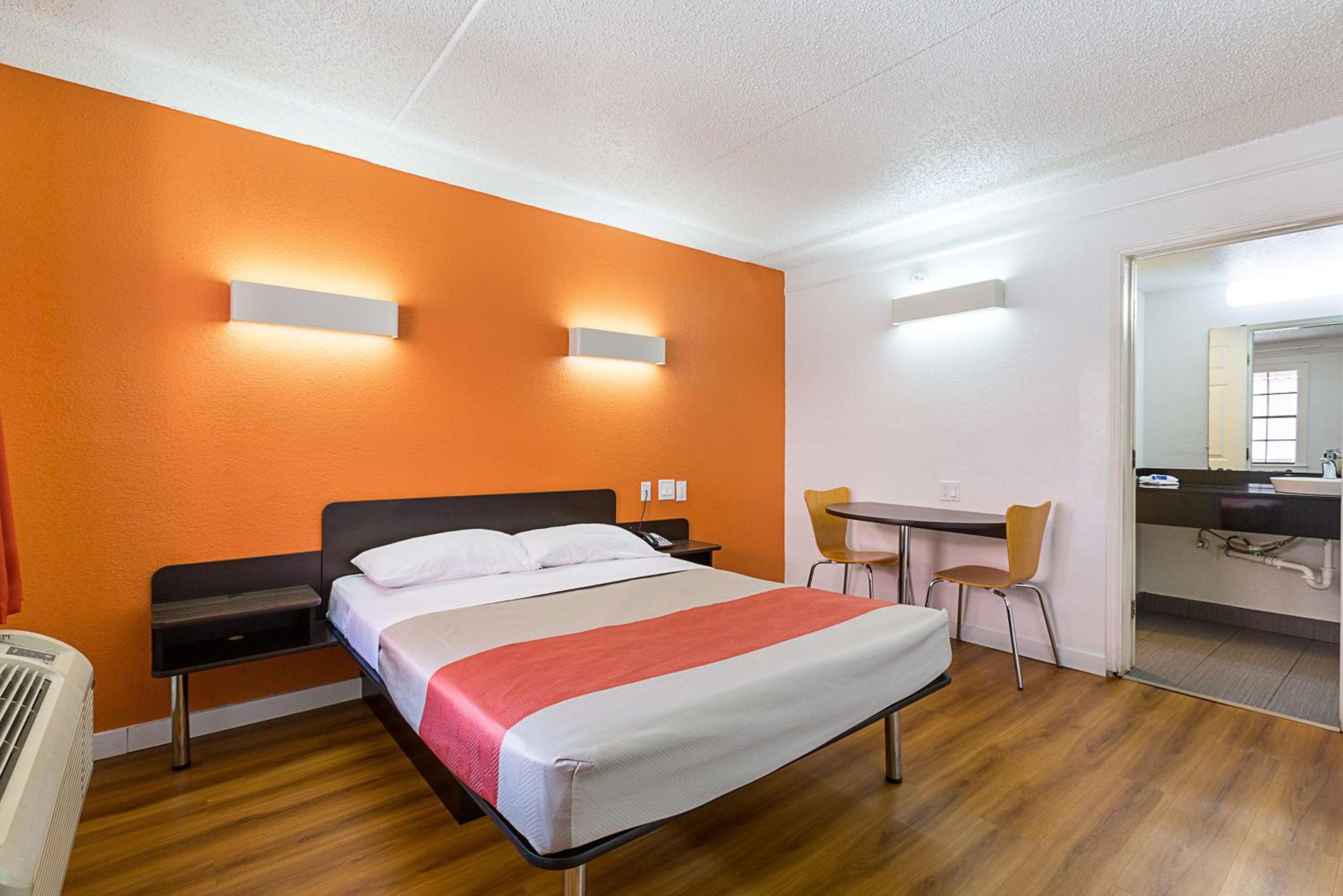 King Room - Non-Smoking - Photo 6