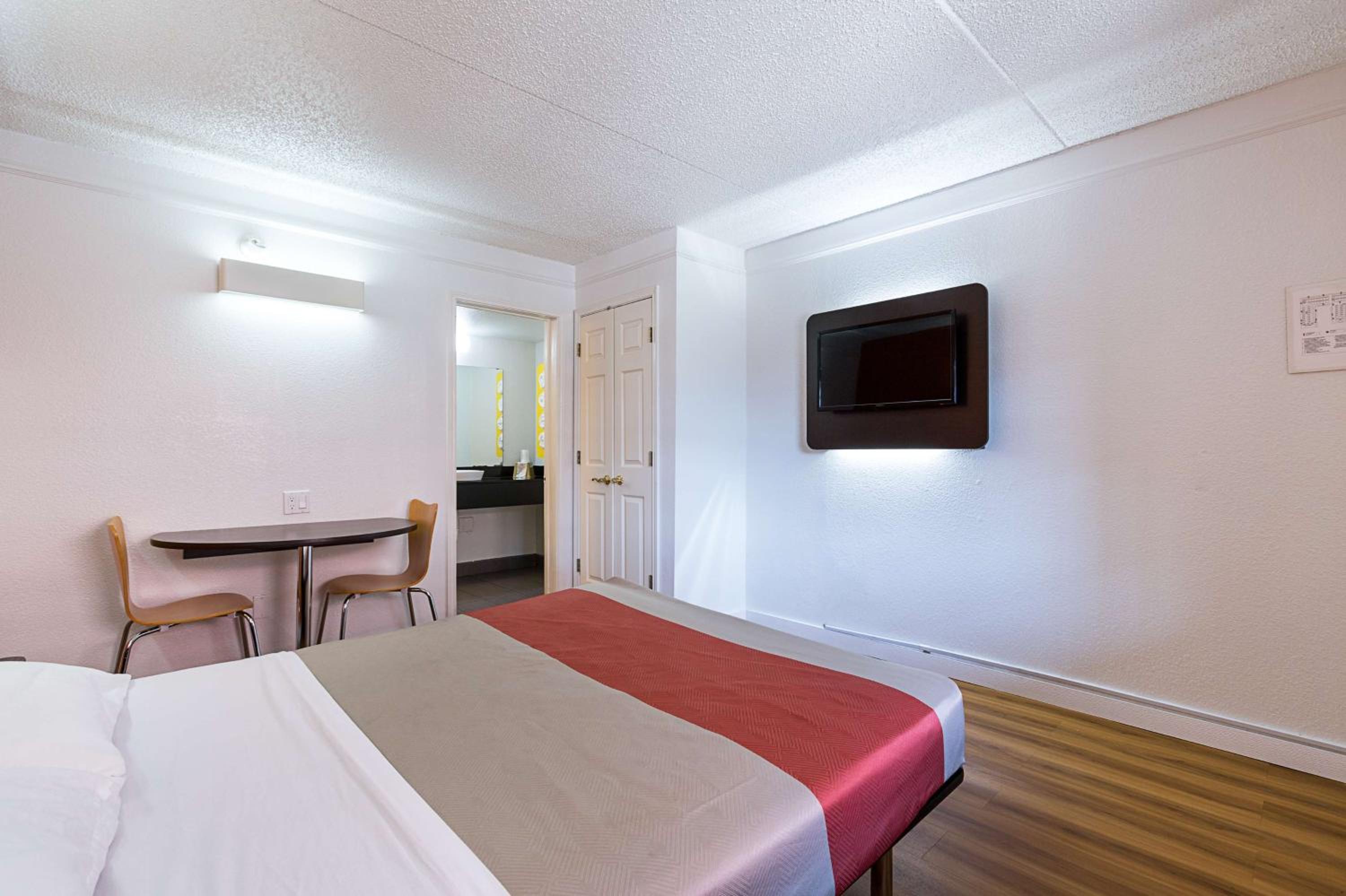 King Room - Non-Smoking - Photo 5