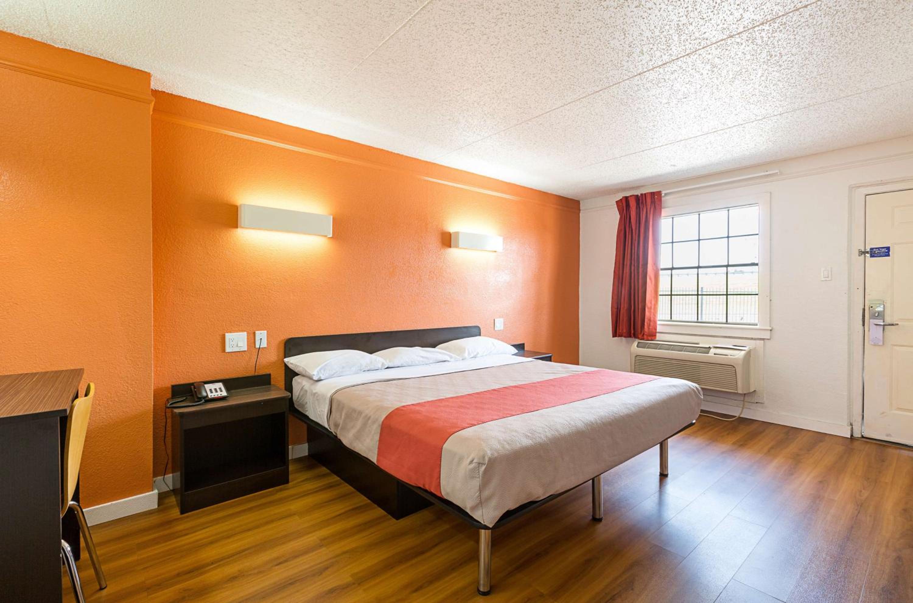 King Room - Non-Smoking - Photo 4