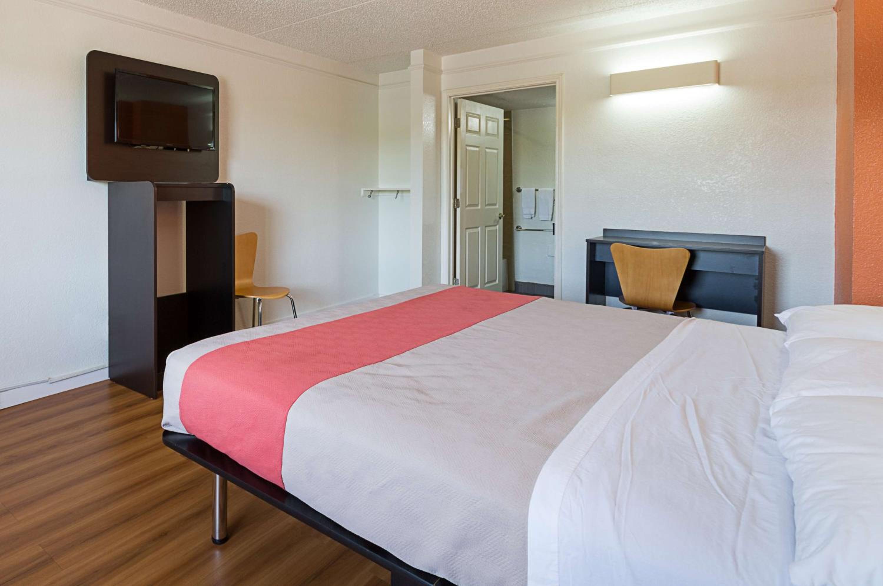 King Room - Non-Smoking - Photo 3