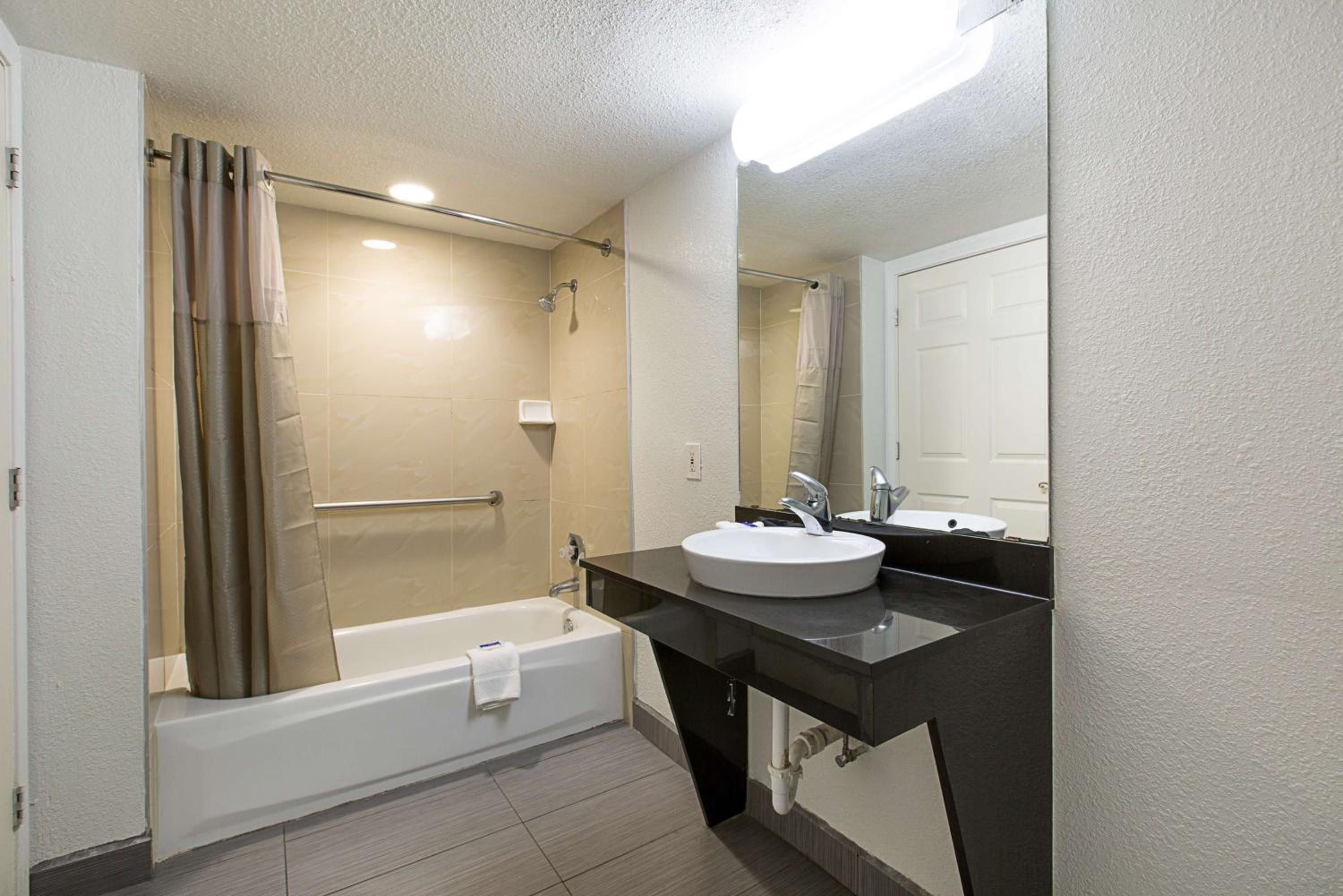 King Room - Non-Smoking - Photo 14