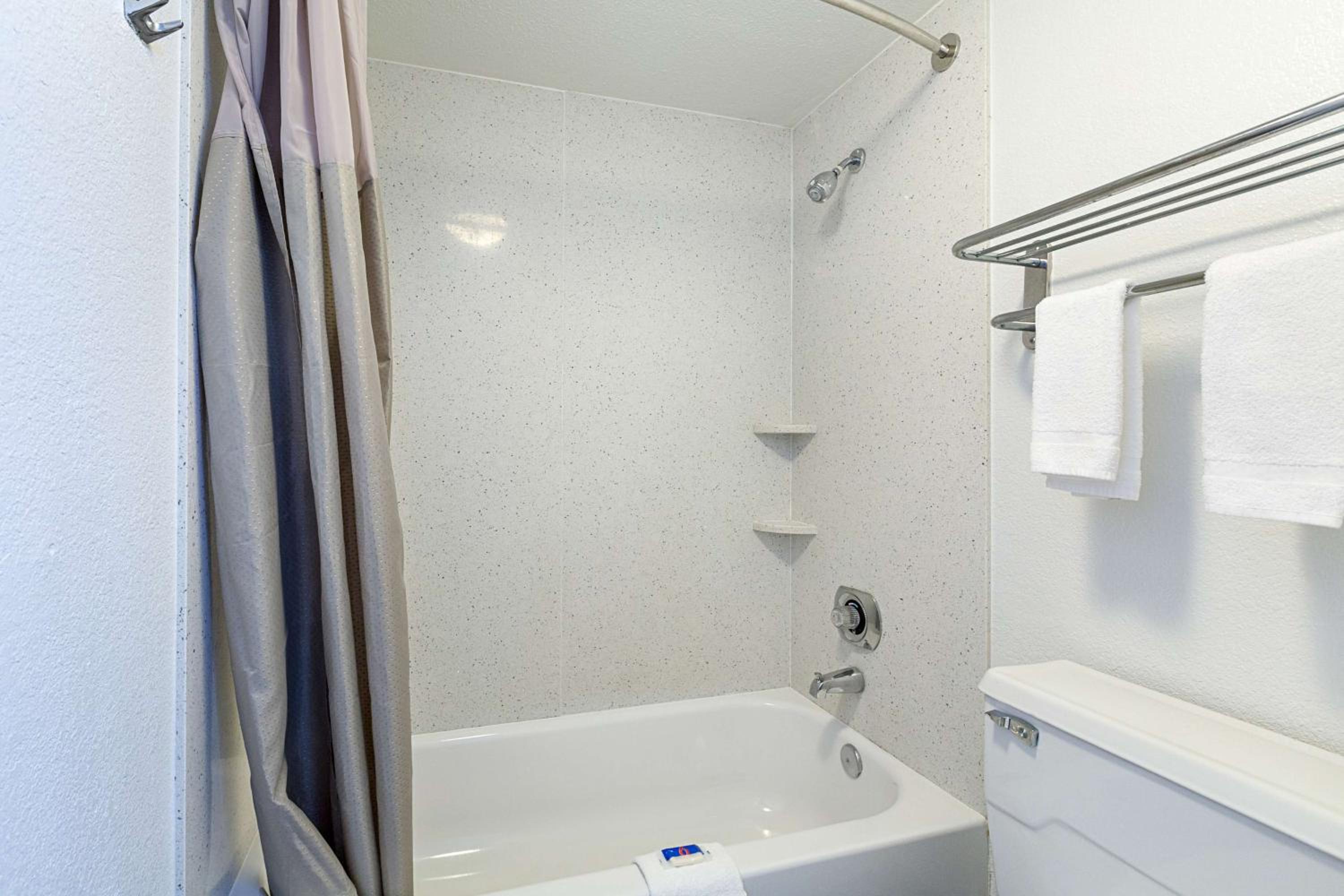 Quadruple Room - Non-Smoking - Photo 9