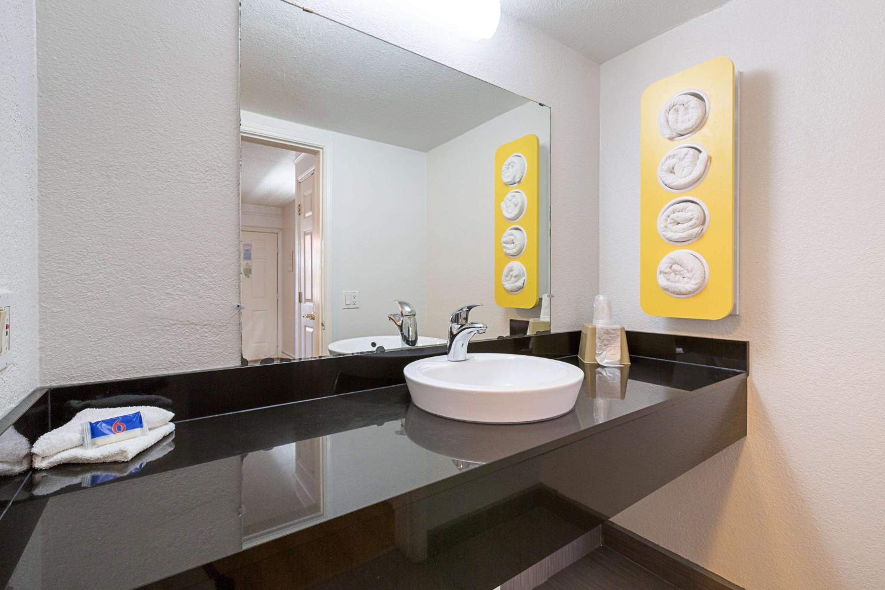 Quadruple Room - Non-Smoking - Photo 8