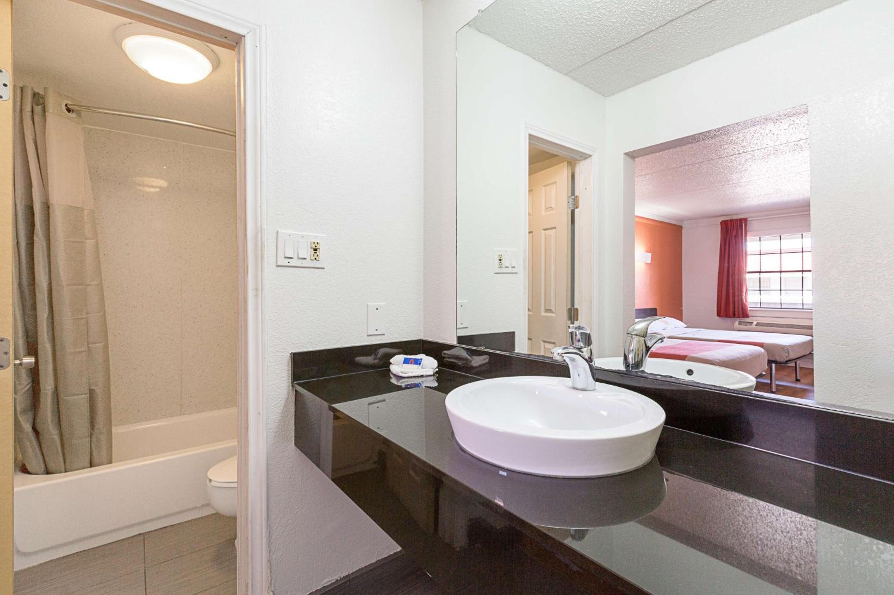 Queen Room - Non-Smoking - Photo 7