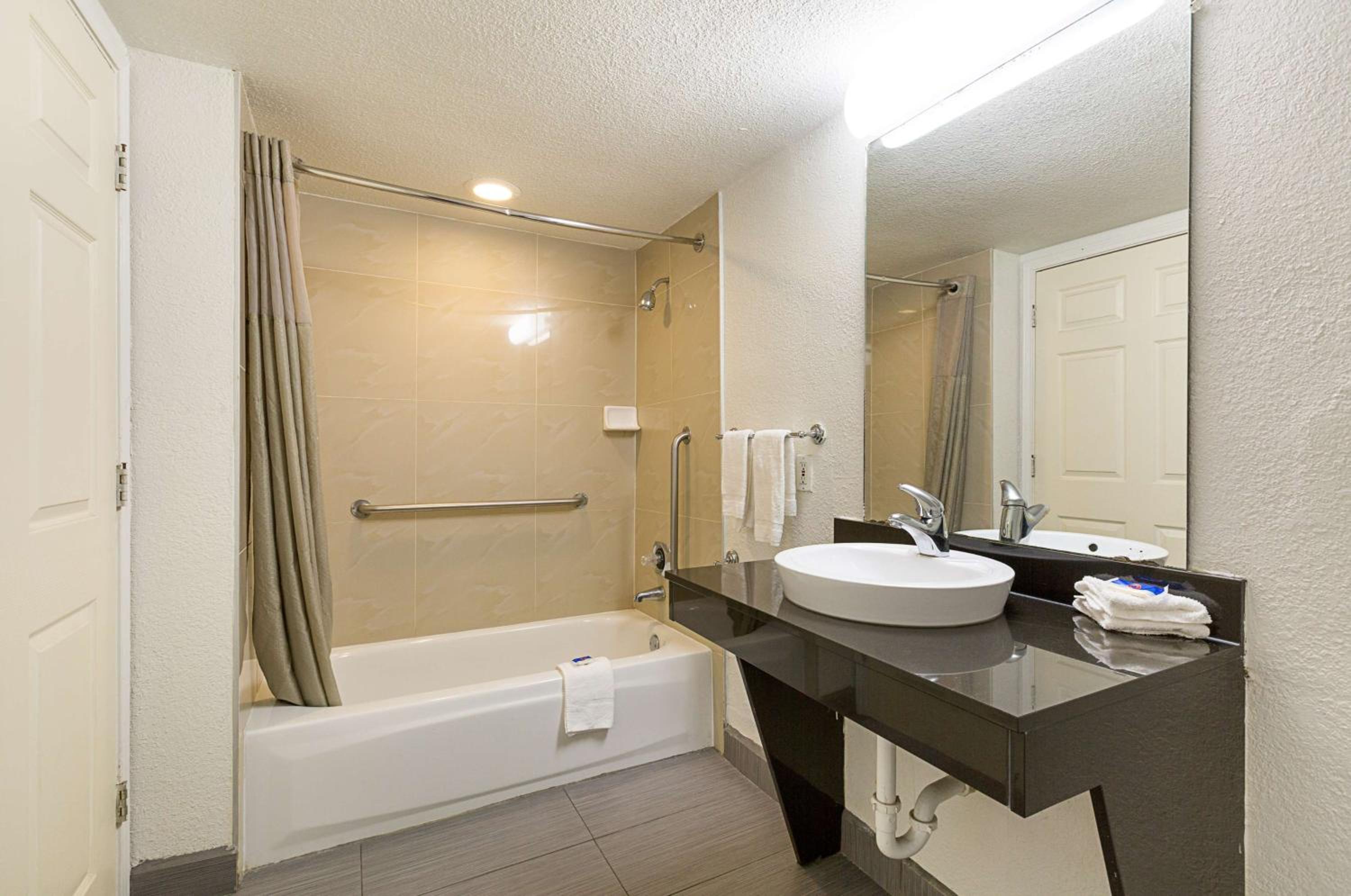 Quadruple Room - Disability Access - Smoking - Photo 3