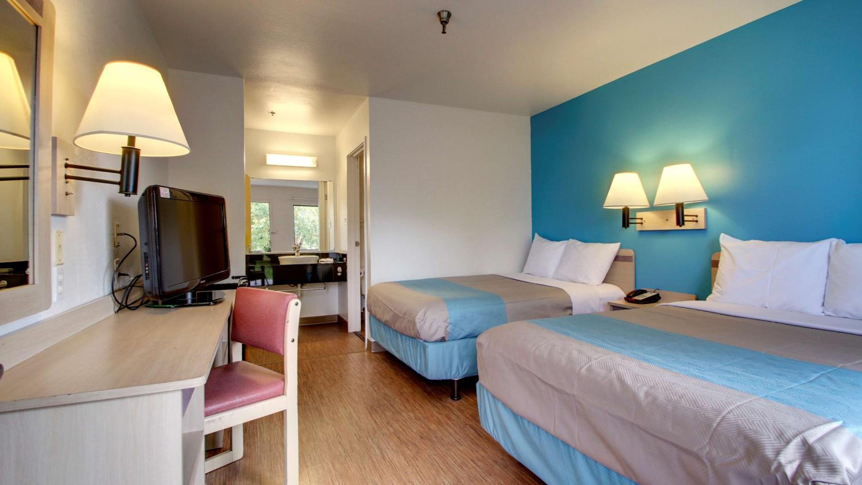 Quadruple Room - Smoking photo 3