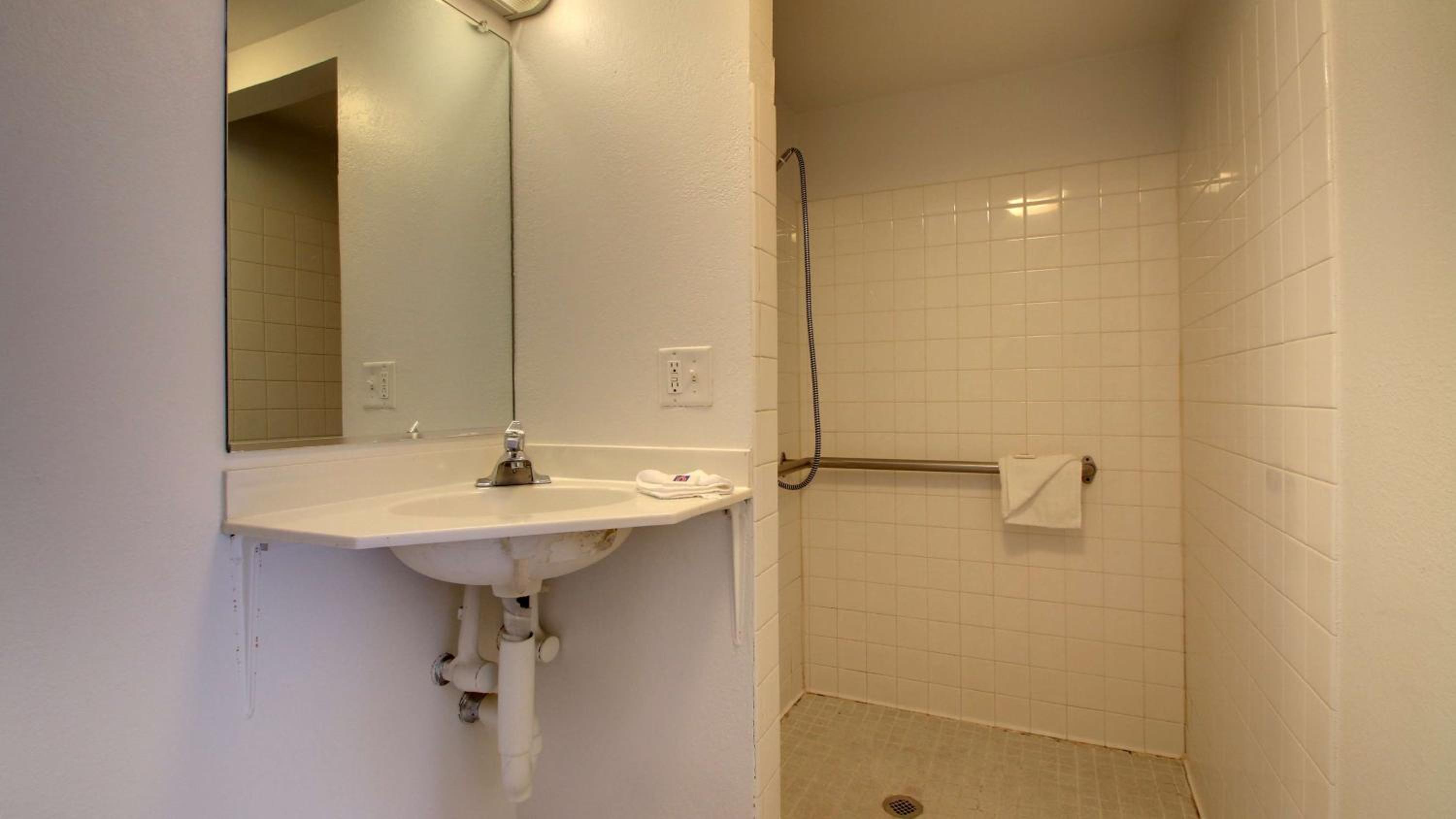 Queen Room - Disability Access - Roll in Shower photo 3