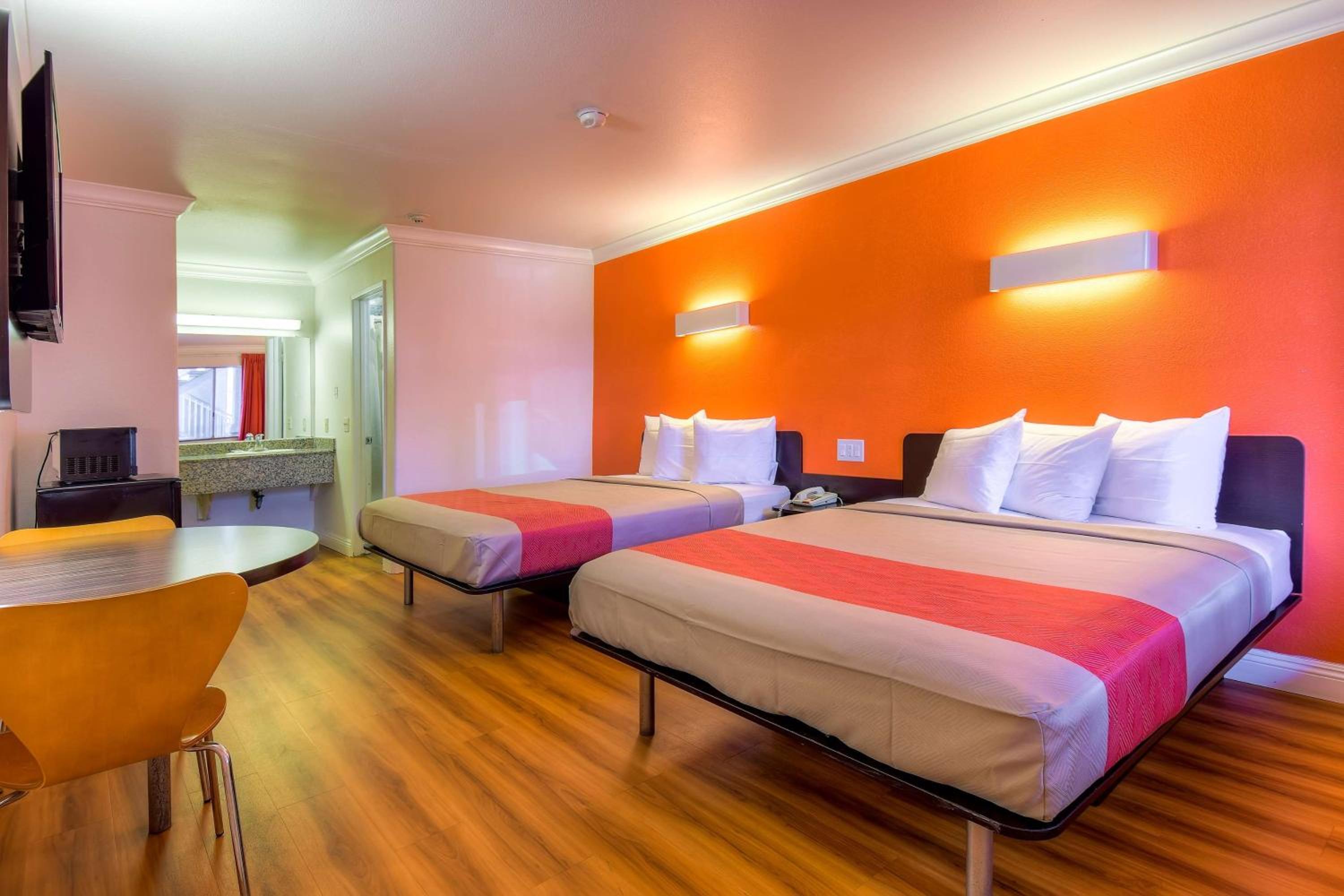 Queen Room with Two Queen Beds - Non-Smoking - Photo 8