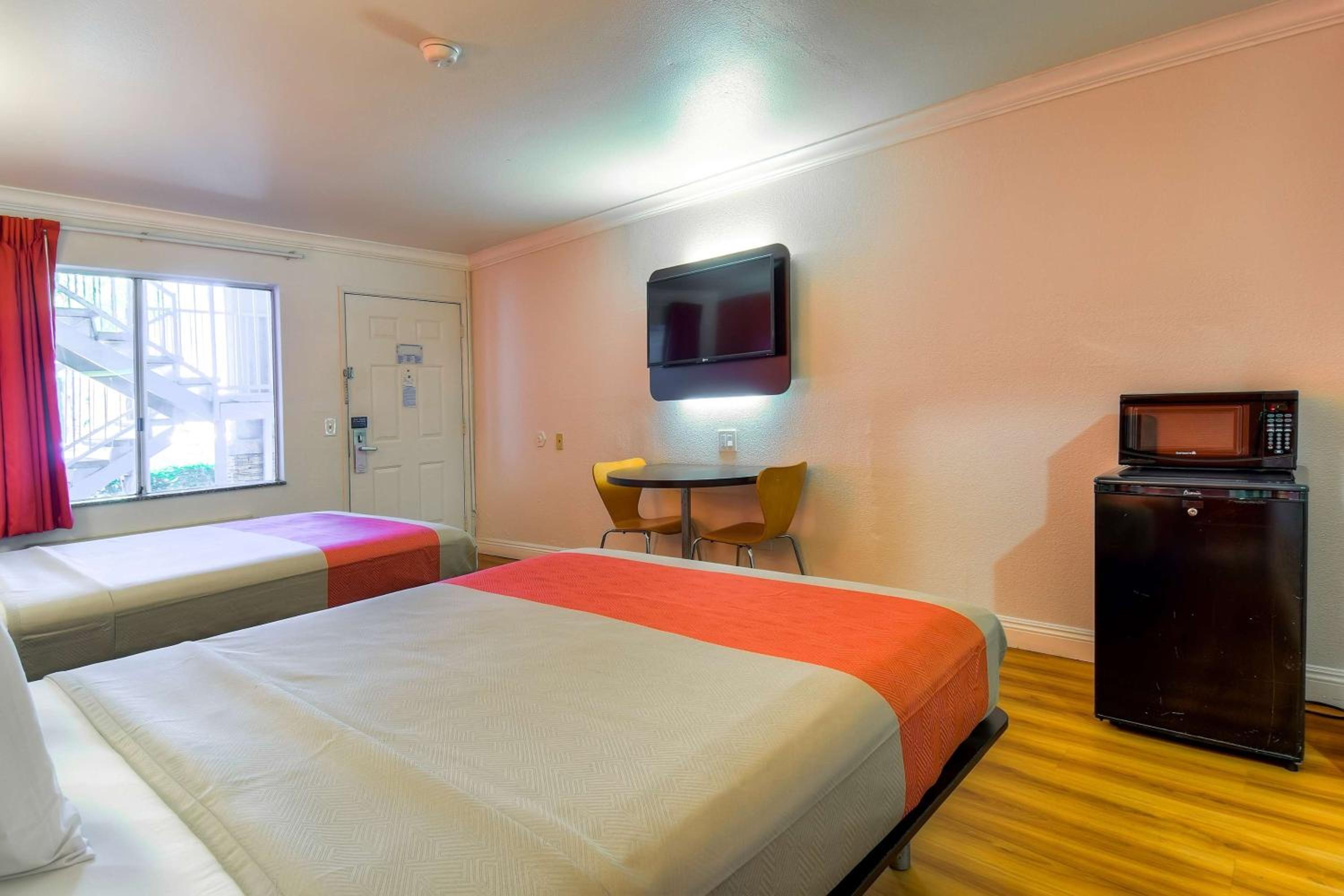 Queen Room with Two Queen Beds - Non-Smoking - Photo 9