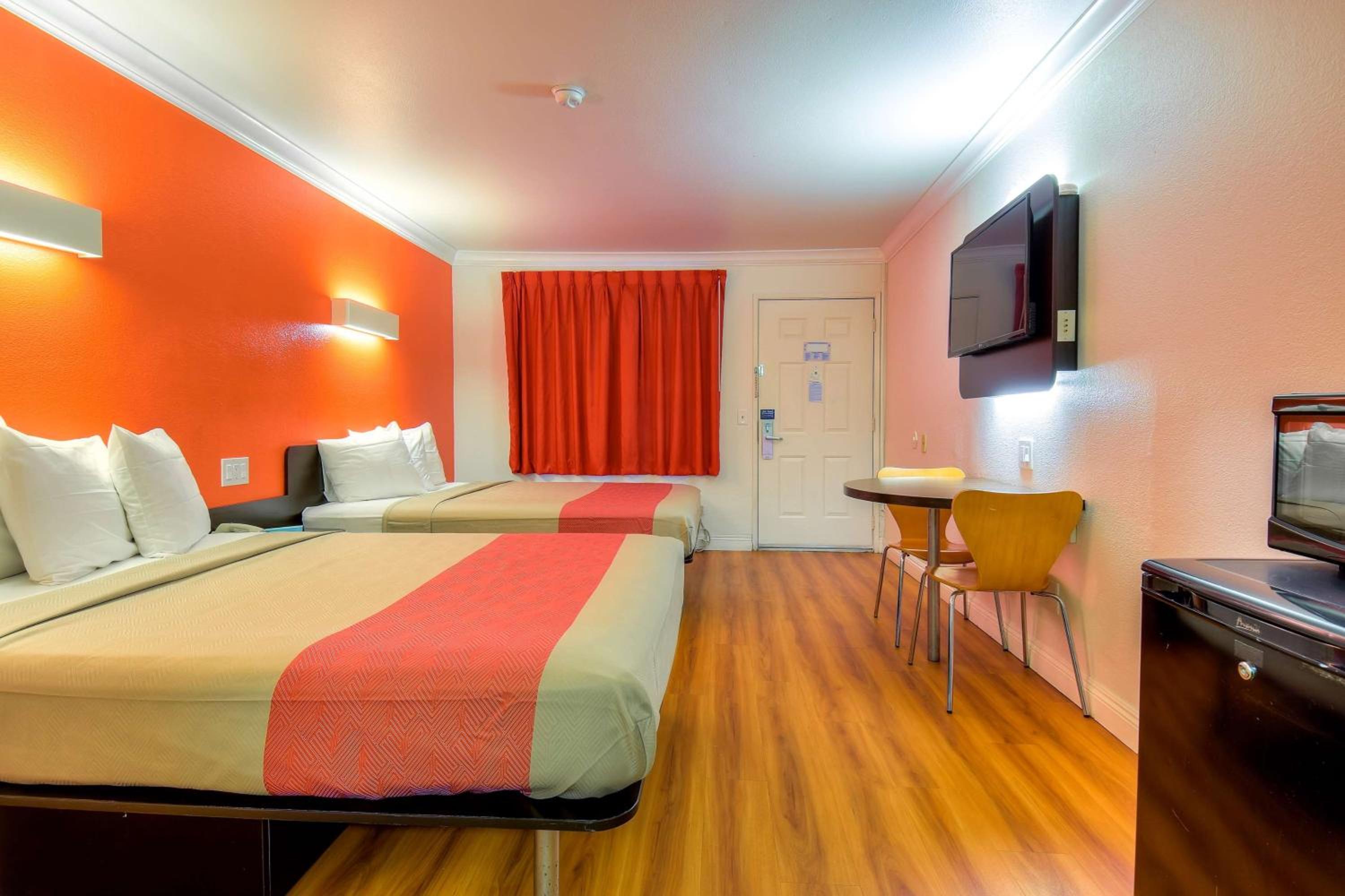 Queen Room with Two Queen Beds - Non-Smoking - Photo 7