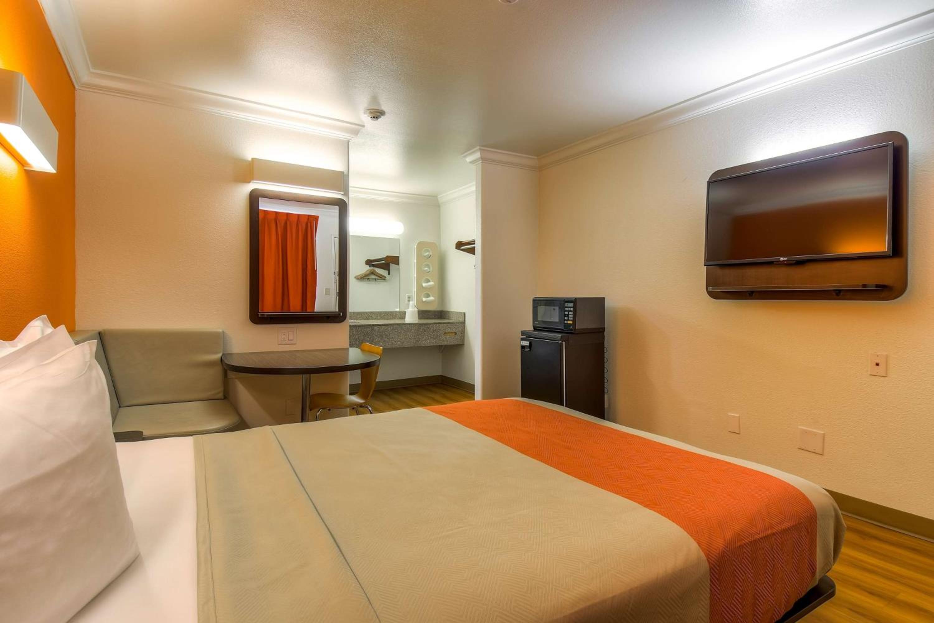 Queen Room - Non-Smoking - Photo 11