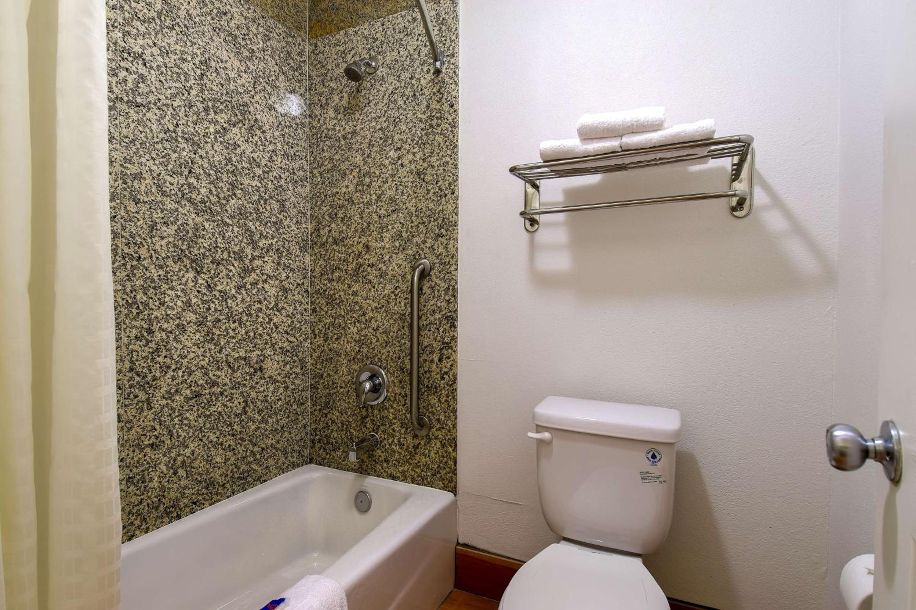Queen Room - Non-Smoking - Photo 2