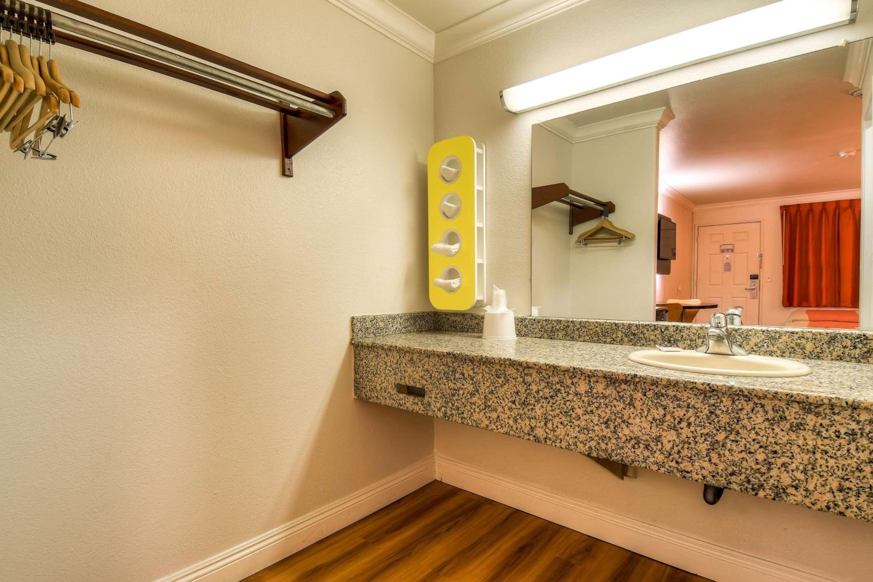Queen Room - Non-Smoking - Photo 9