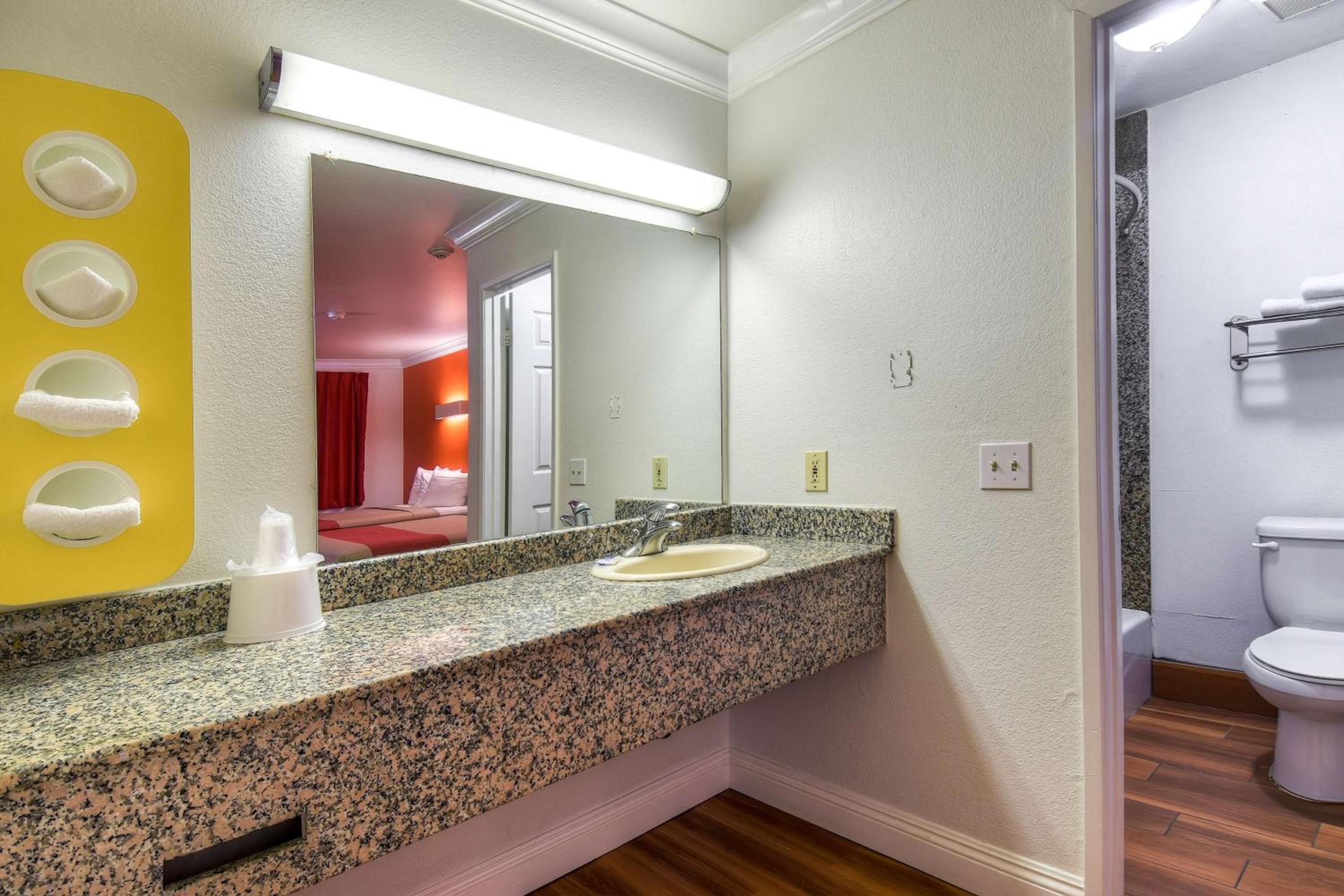 Queen Room - Non-Smoking - Photo 12