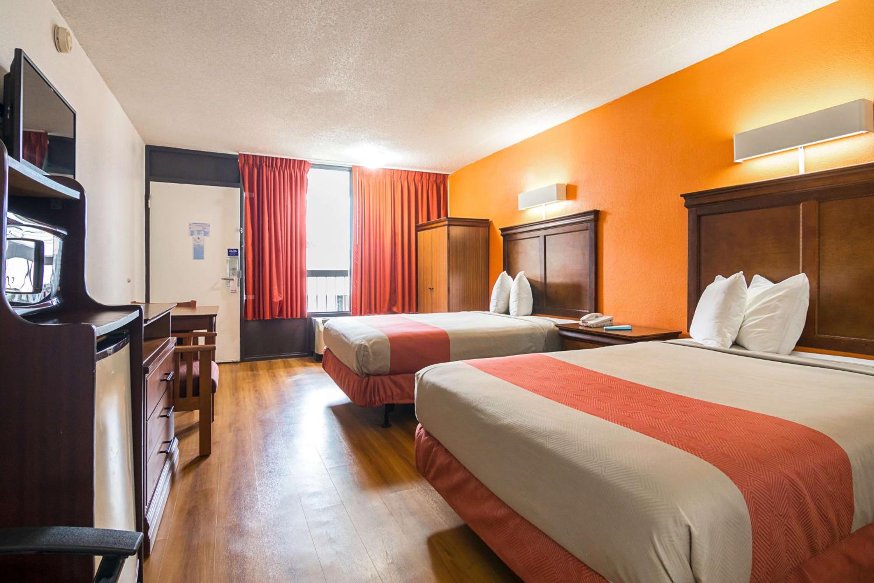 Quadruple Room - Non-Smoking - Photo 4