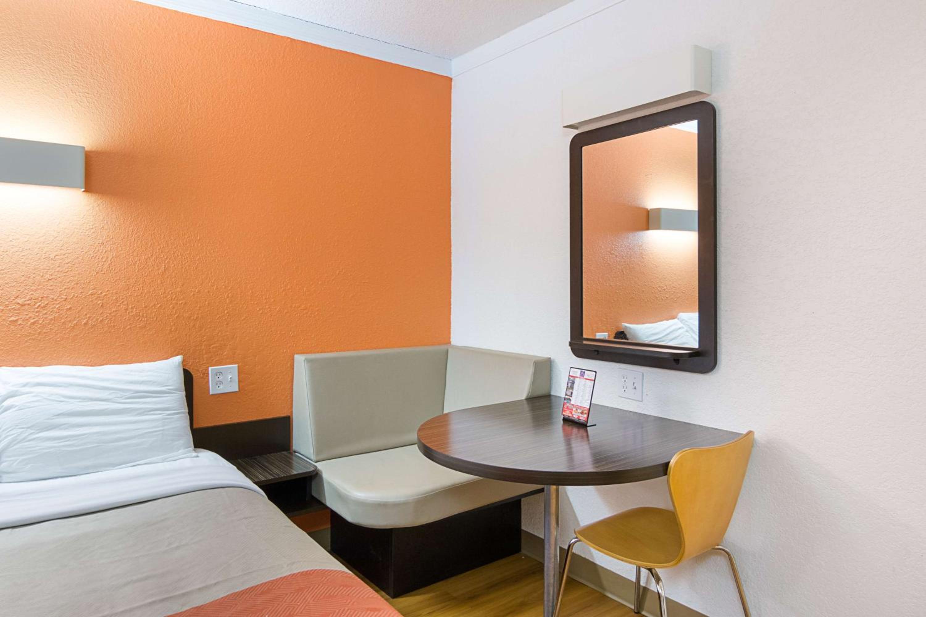 Deluxe King Room - Non-Smoking - Photo 1