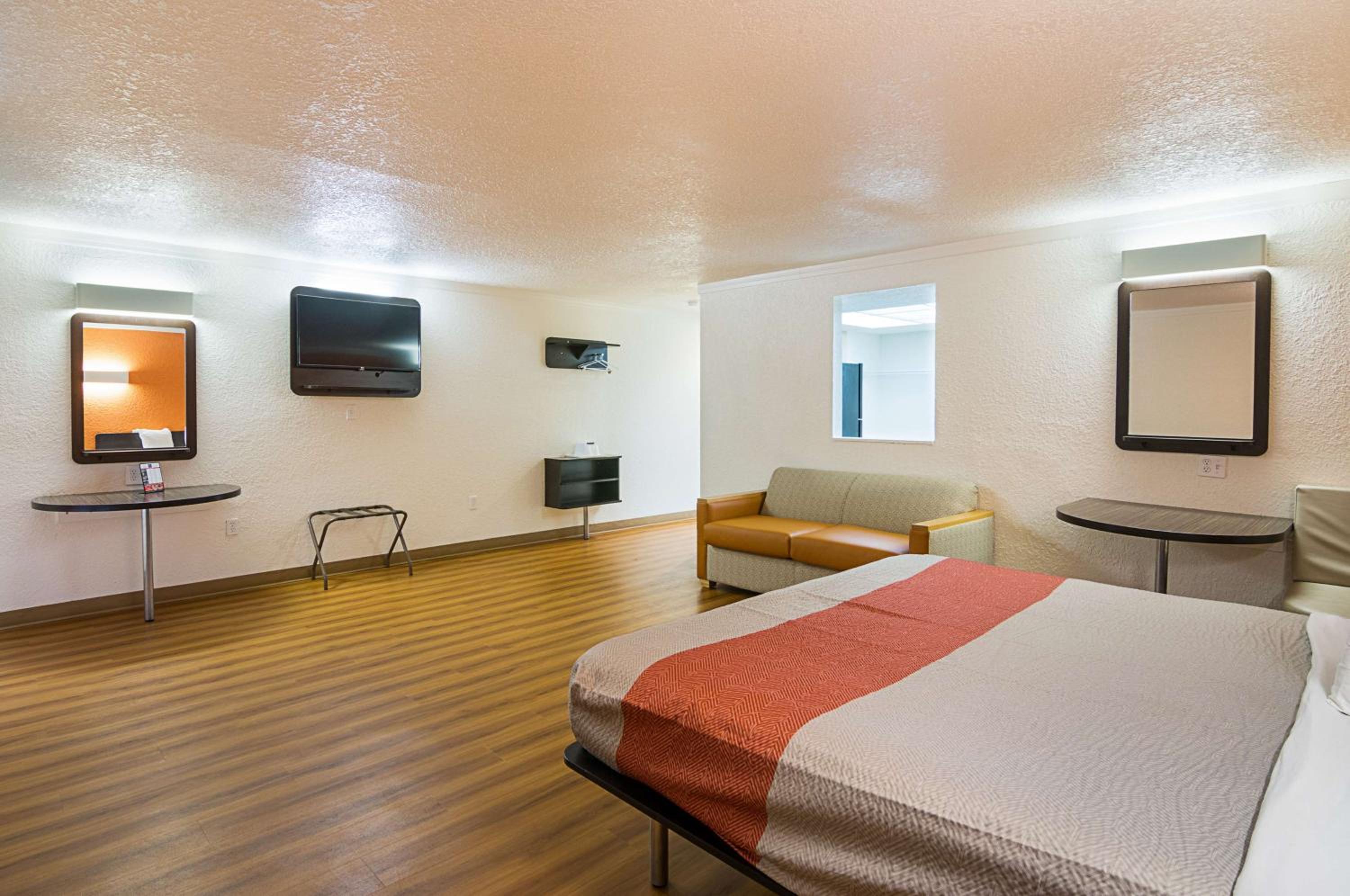 Deluxe King Suite - Non-Smoking - Photo 1