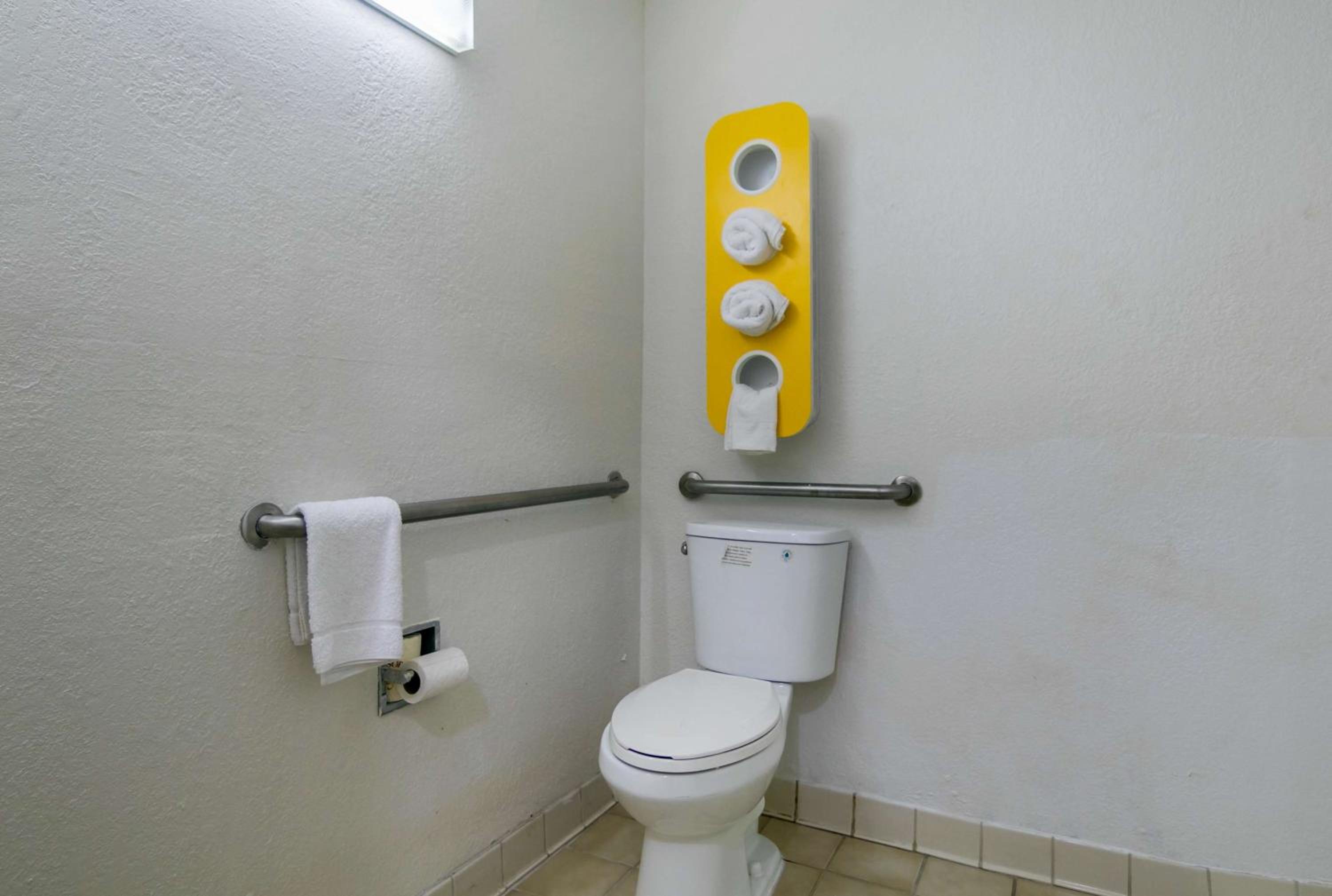 King Room - Disability Access - Non-Smoking - Photo 7