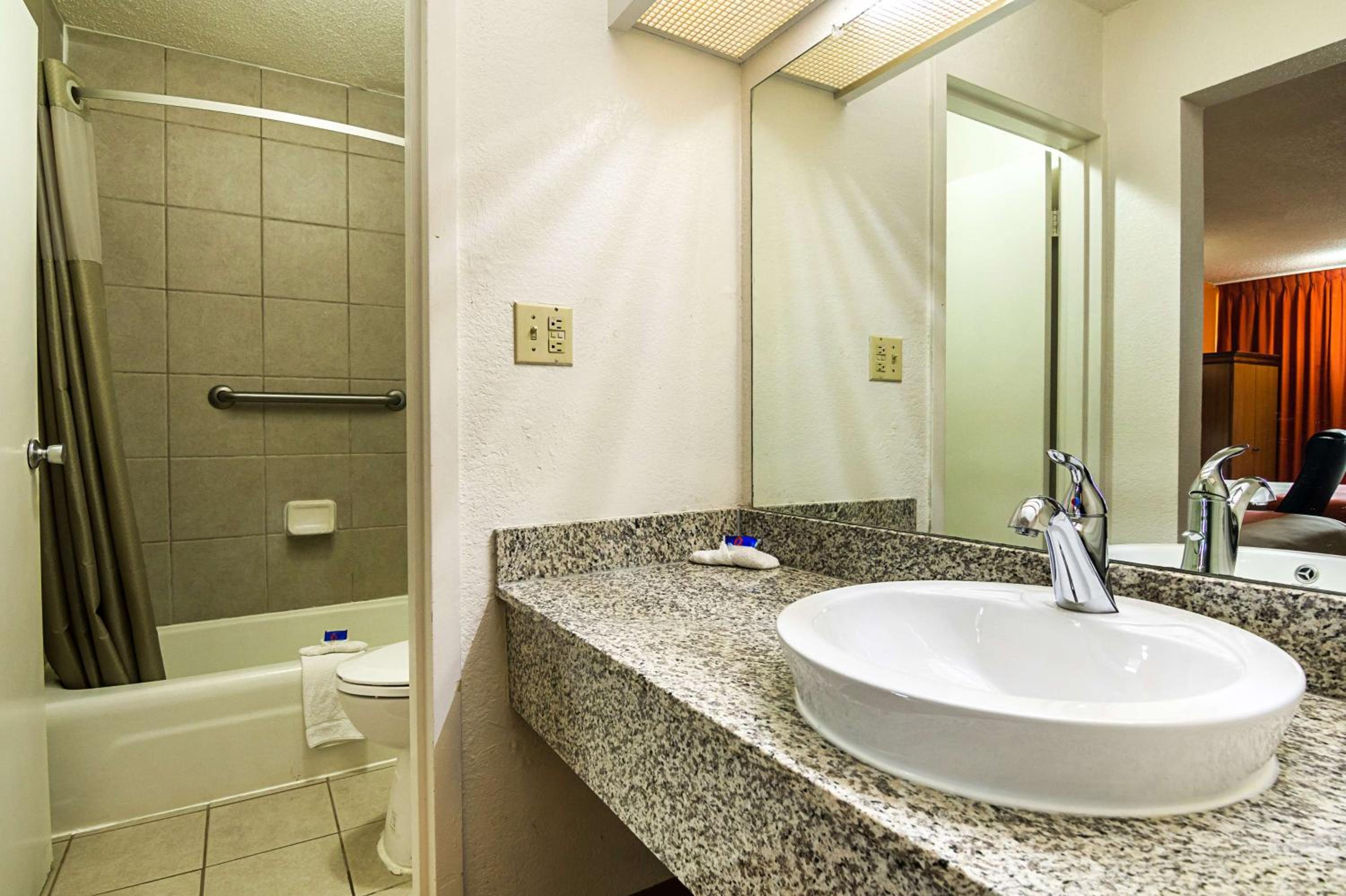 King Room - Disability Access - Non-Smoking - Photo 6