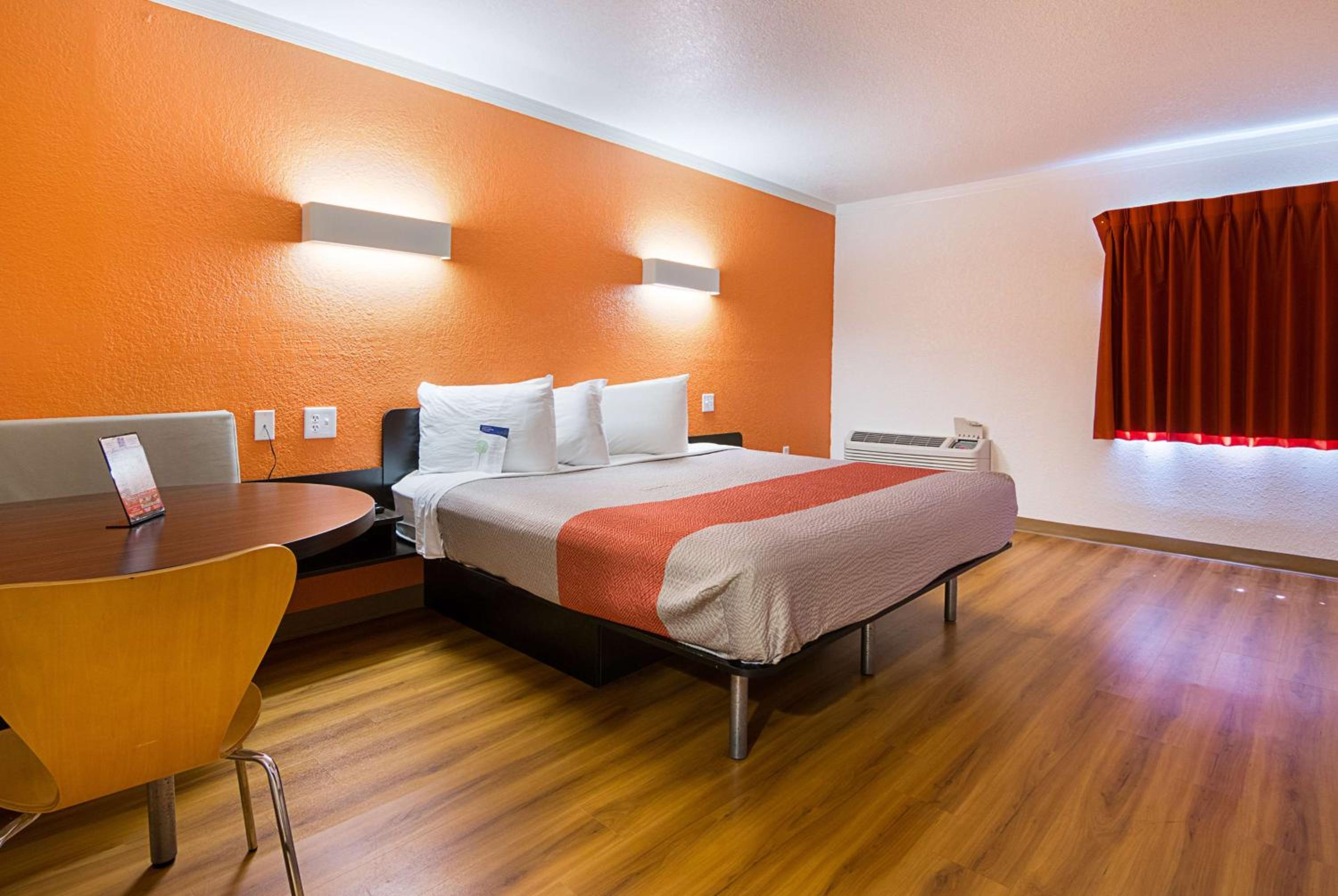 Deluxe King Room - Non-Smoking - Photo 4