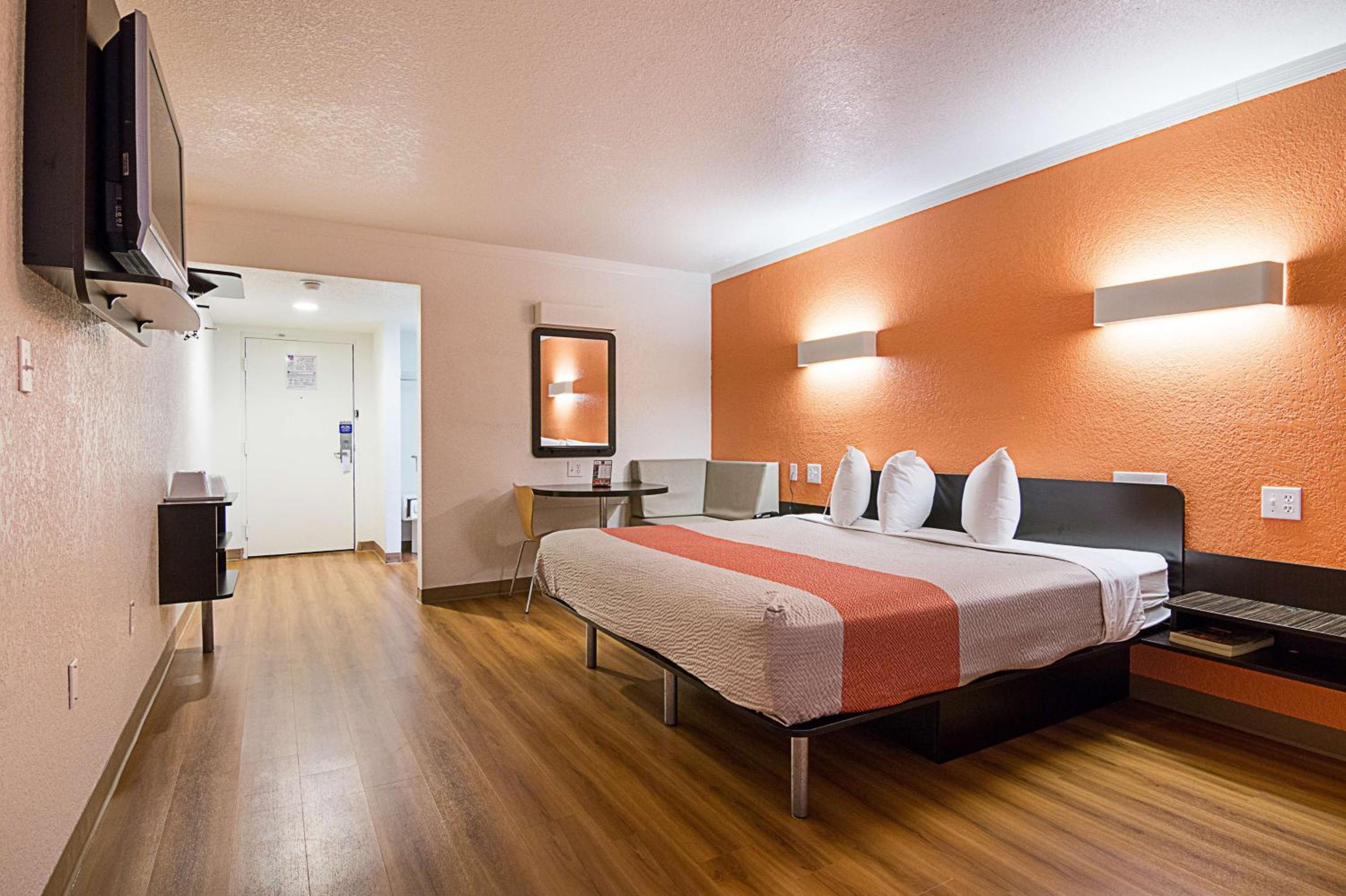 Deluxe King Room - Non-Smoking - Photo 6