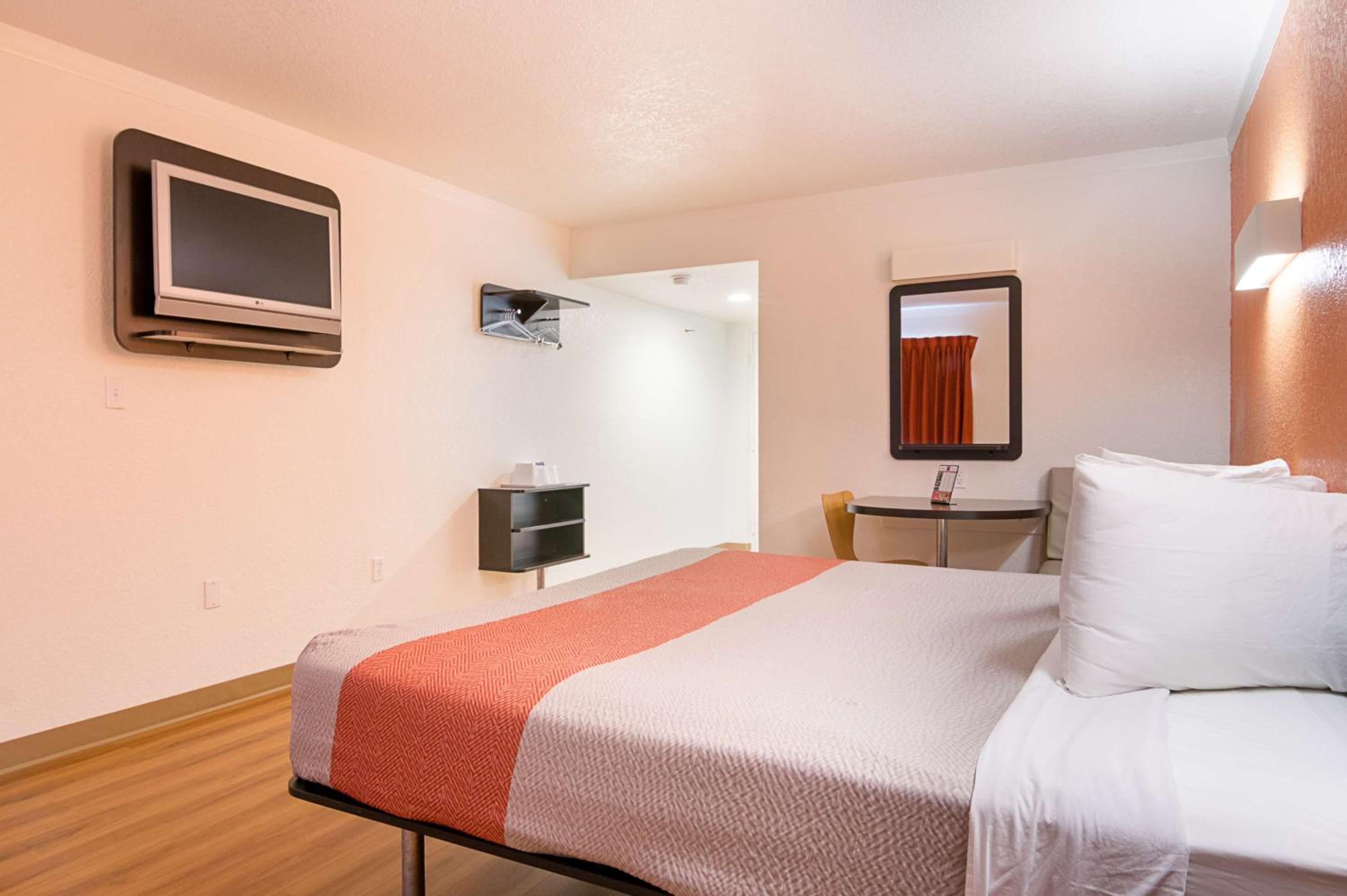 Deluxe King Room - Non-Smoking - Photo 5