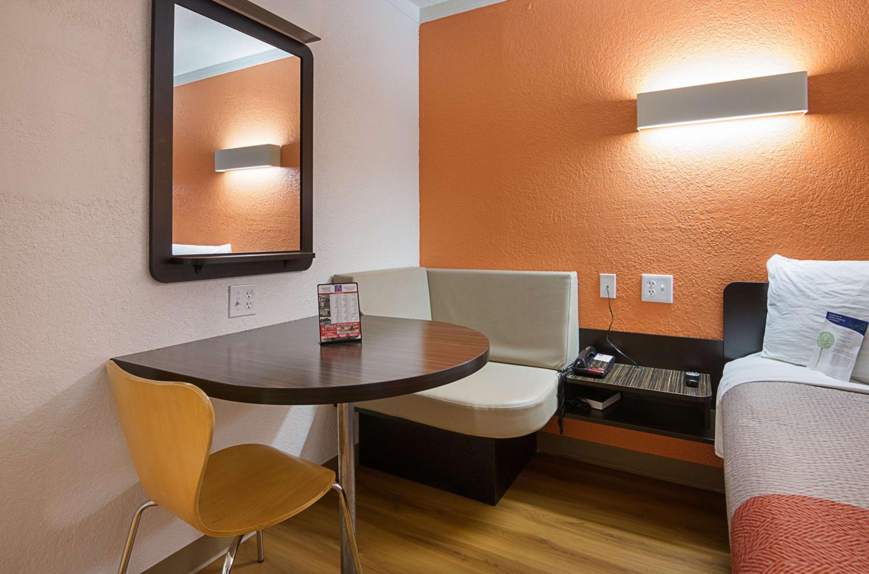 Deluxe King Room - Non-Smoking - Photo 3