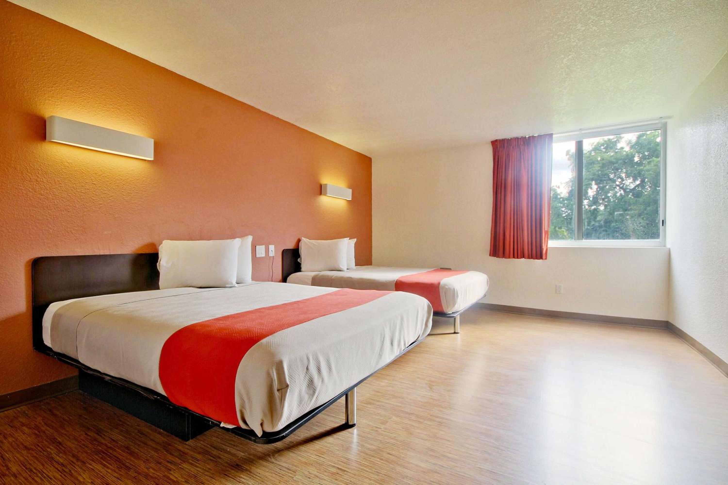Queen Room with Two Queen Beds - Non-Smoking - Photo 10