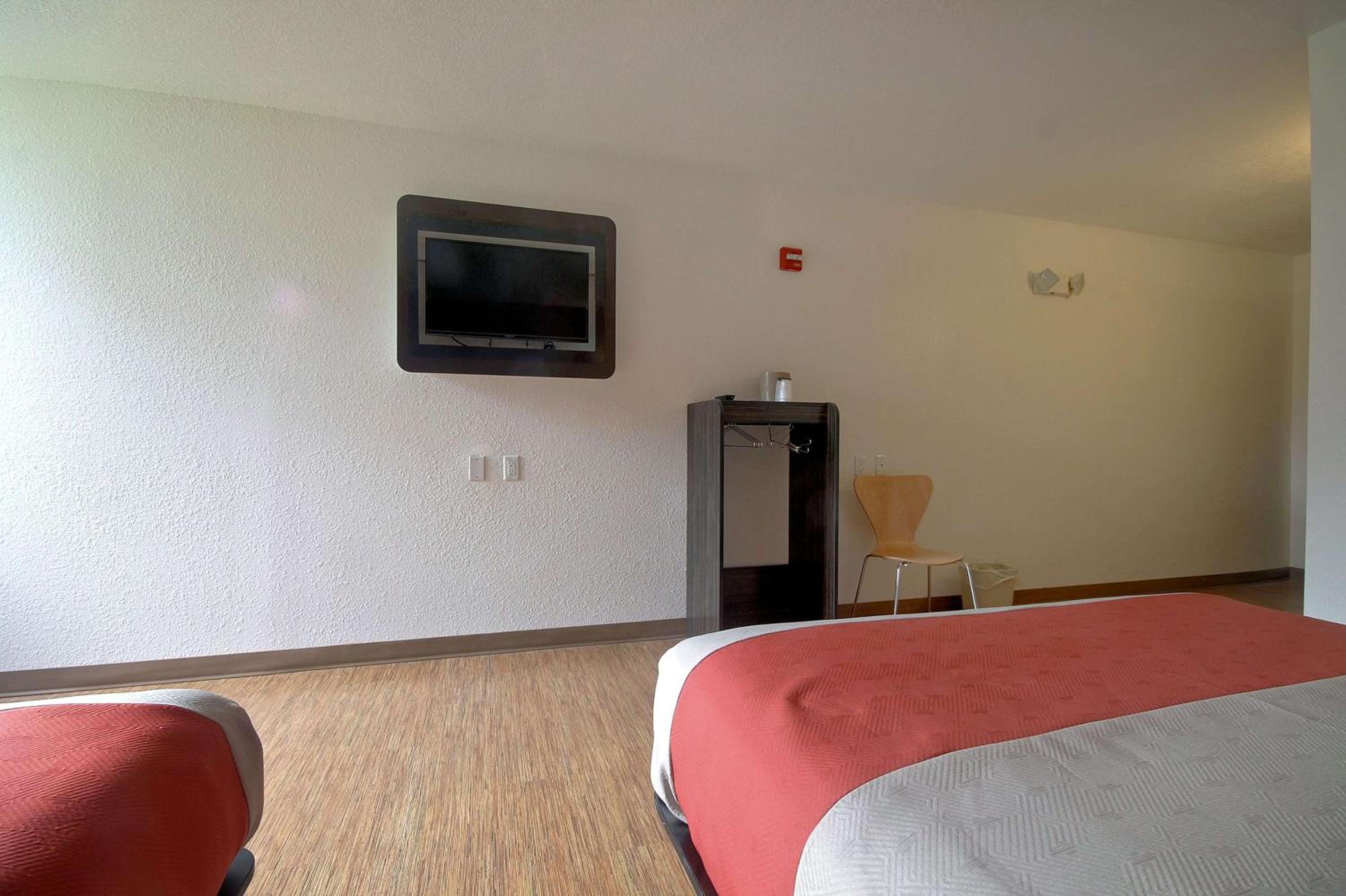 Queen Room with Two Queen Beds - Non-Smoking - Photo 9