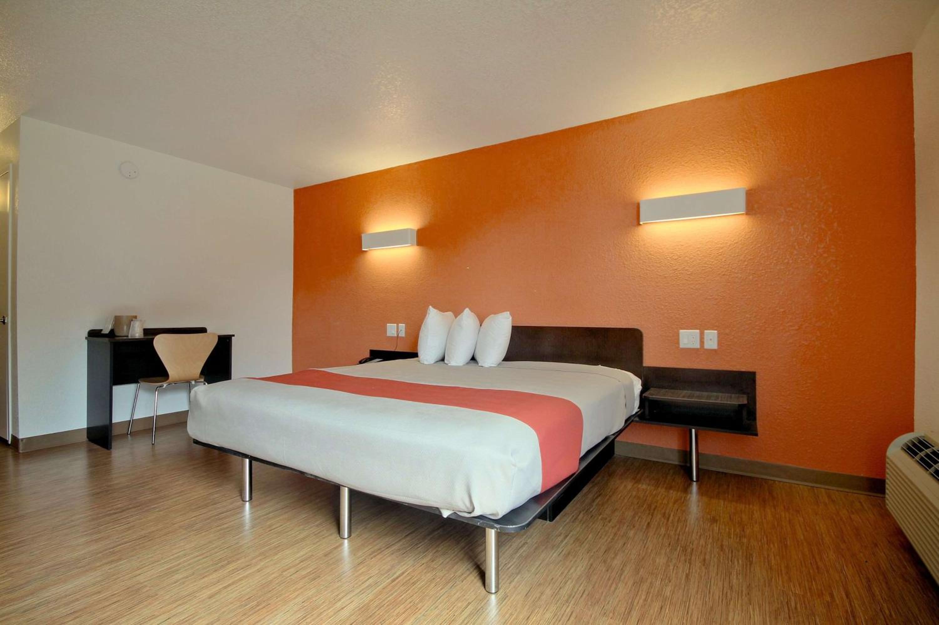 King Room with Roll-in Shower - Disability Access - Non-Smoking - Photo 1