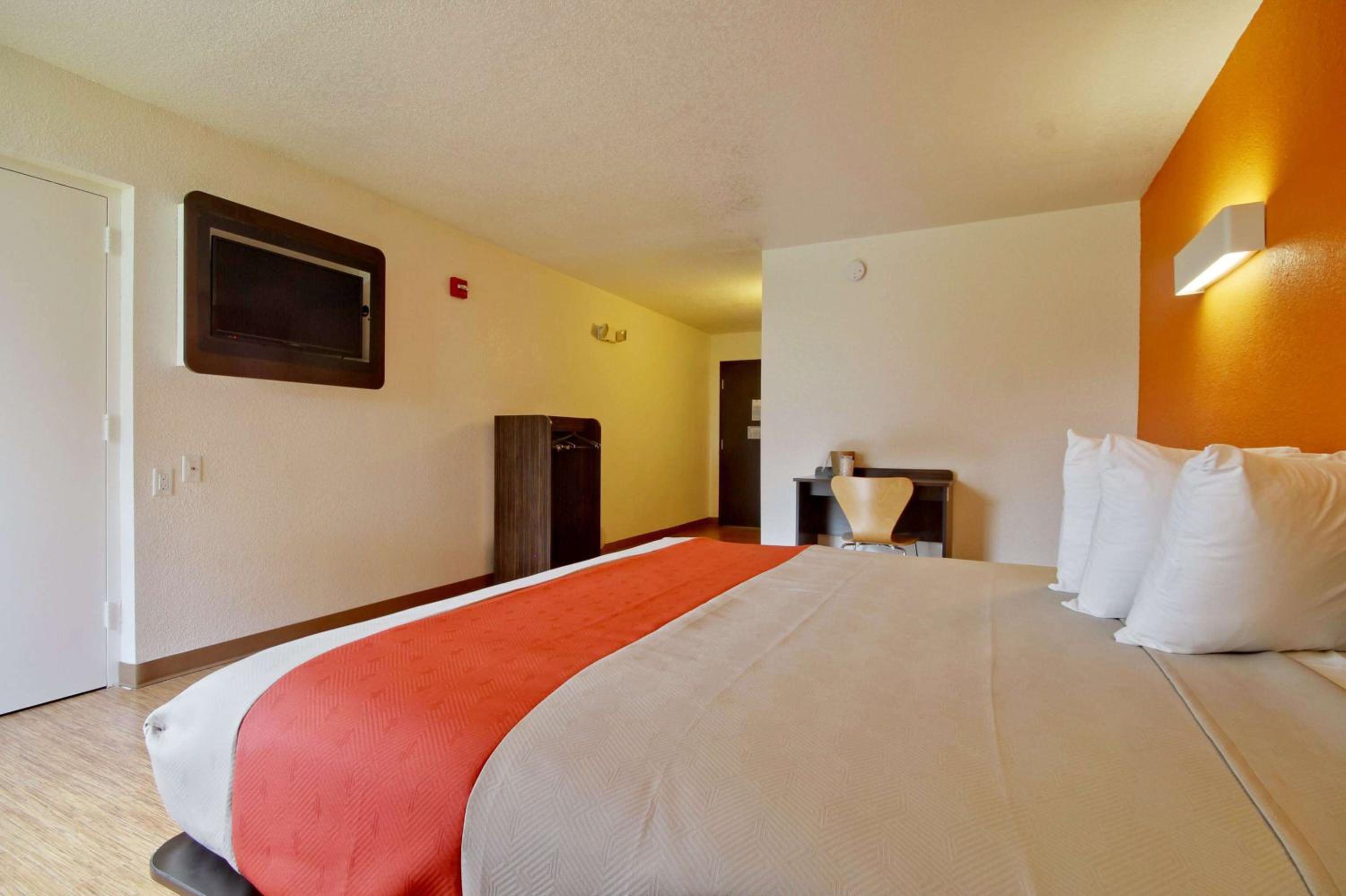 King Room with Roll-in Shower - Disability Access - Non-Smoking - Photo 5