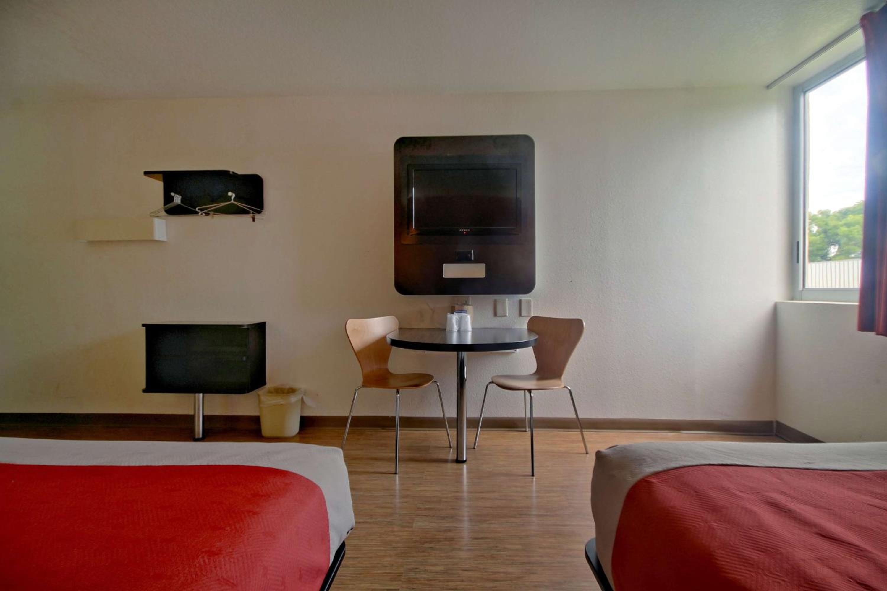Queen Room with Two Queen Beds - Non-Smoking - Photo 8