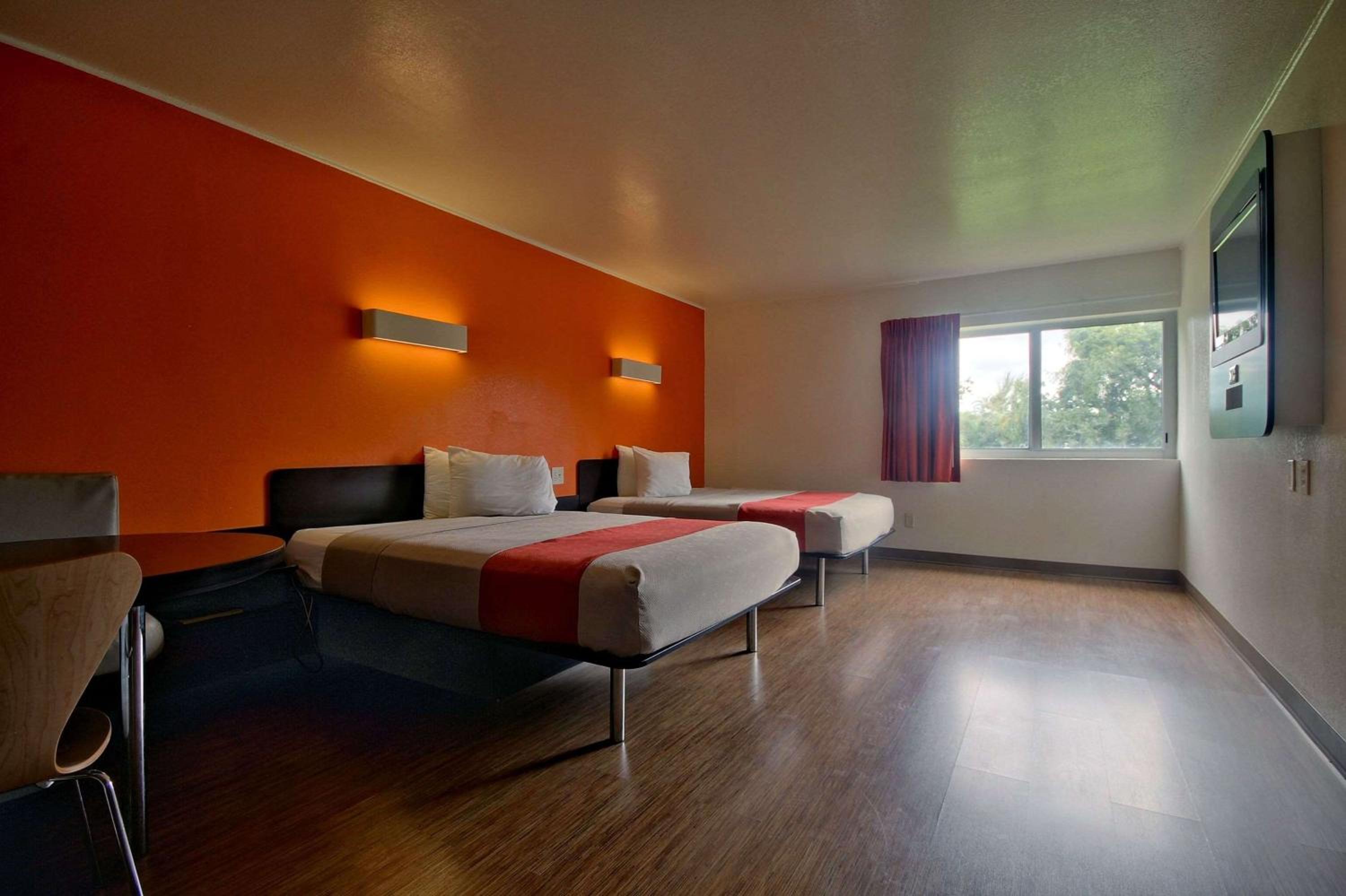 Queen Room with Two Queen Beds - Non-Smoking - Photo 7
