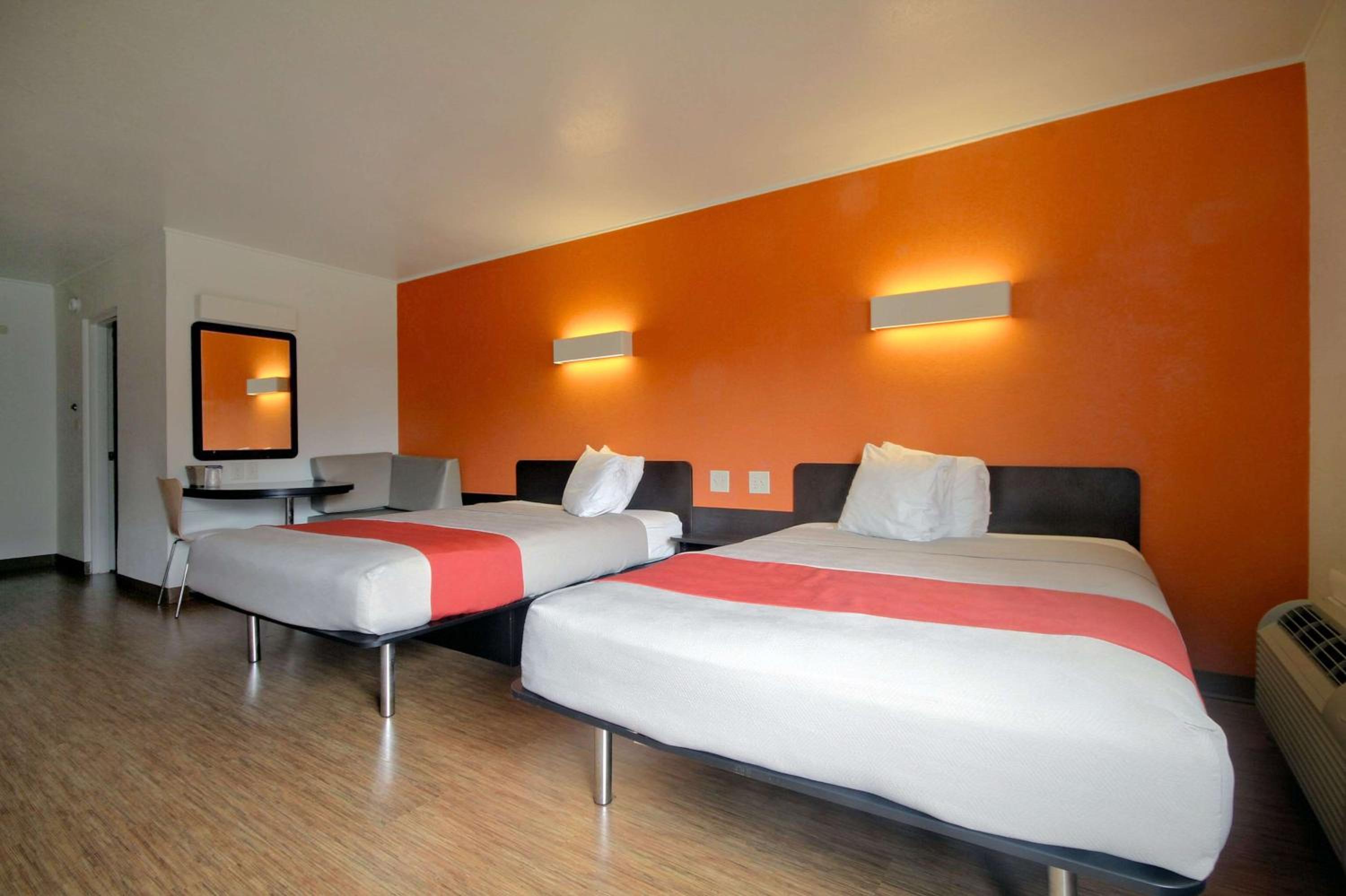 Queen Room with Two Queen Beds - Non-Smoking - Photo 6
