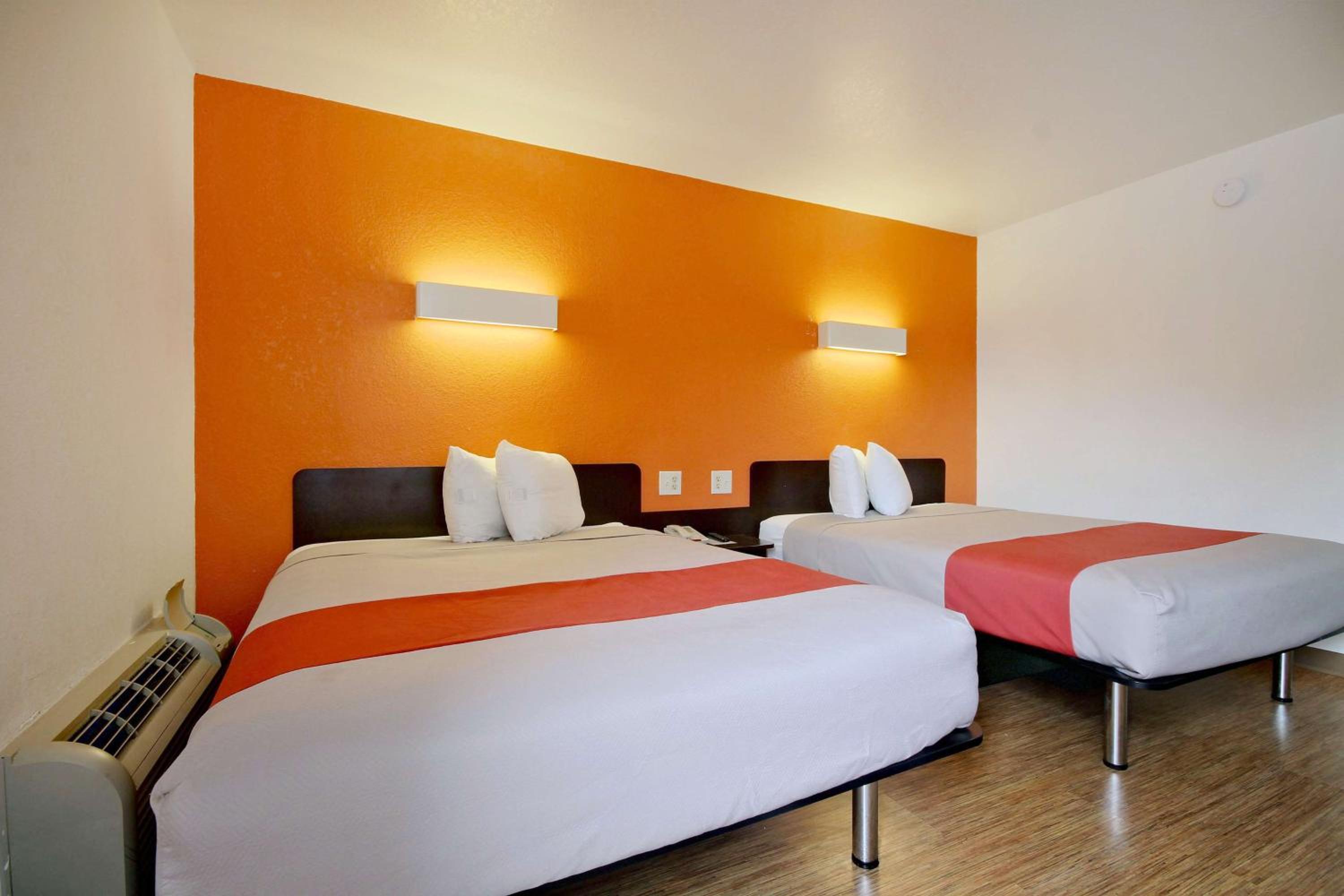 Queen Room with Two Queen Beds - Non-Smoking - Photo 5