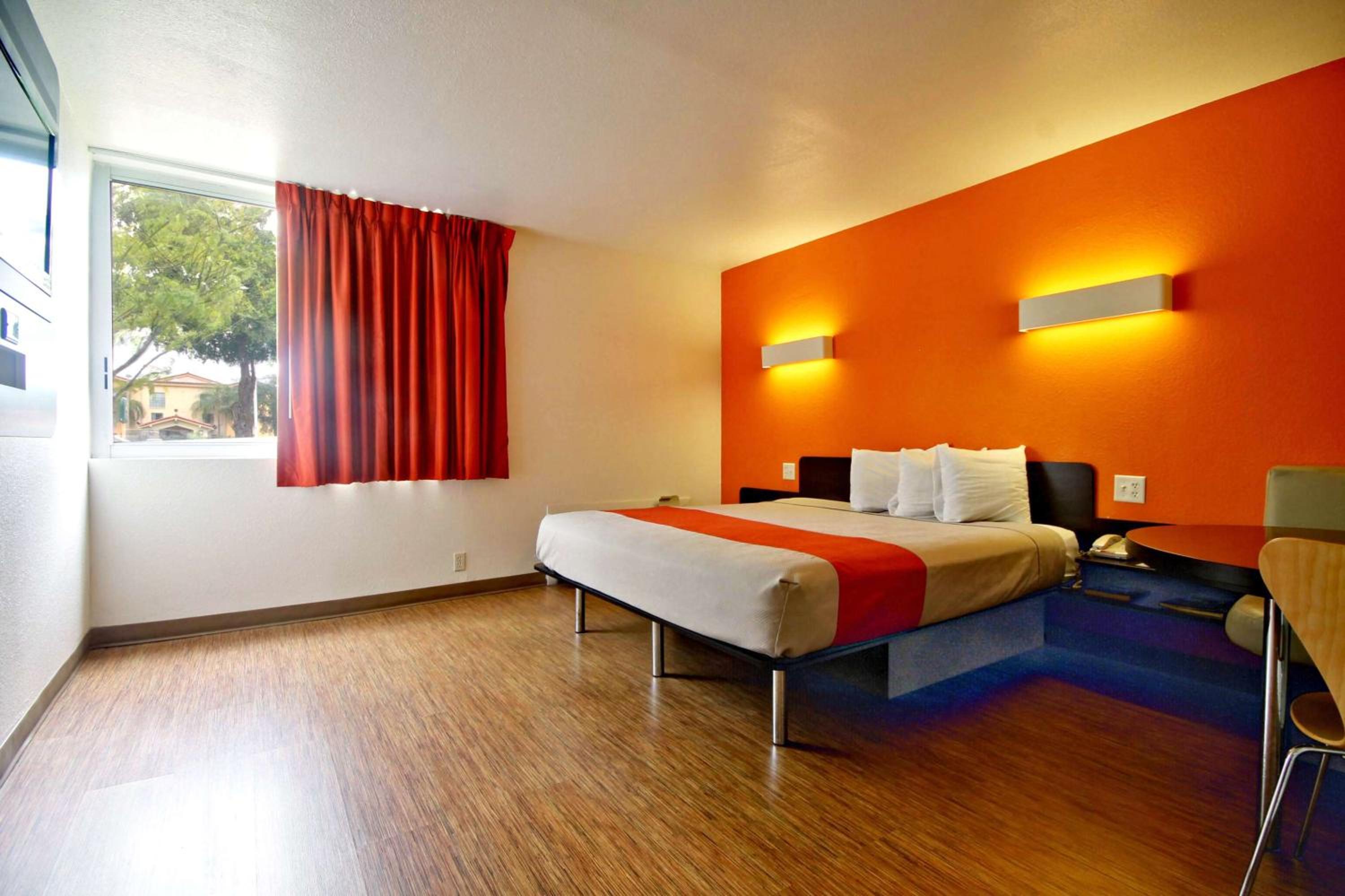 King Room with Roll-in Shower - Disability Access - Non-Smoking - Photo 4