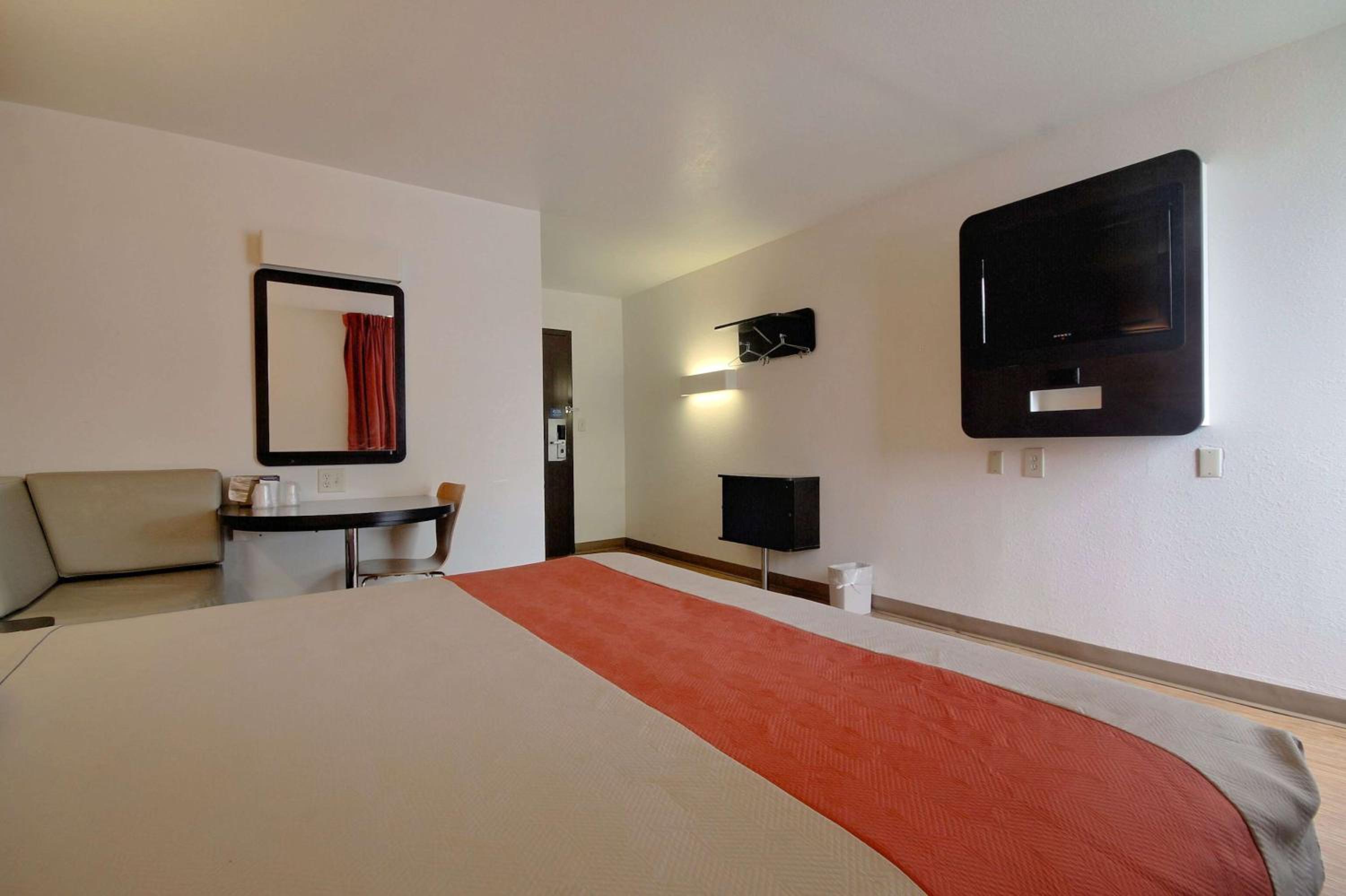King Room with Roll-in Shower - Disability Access - Non-Smoking - Photo 7