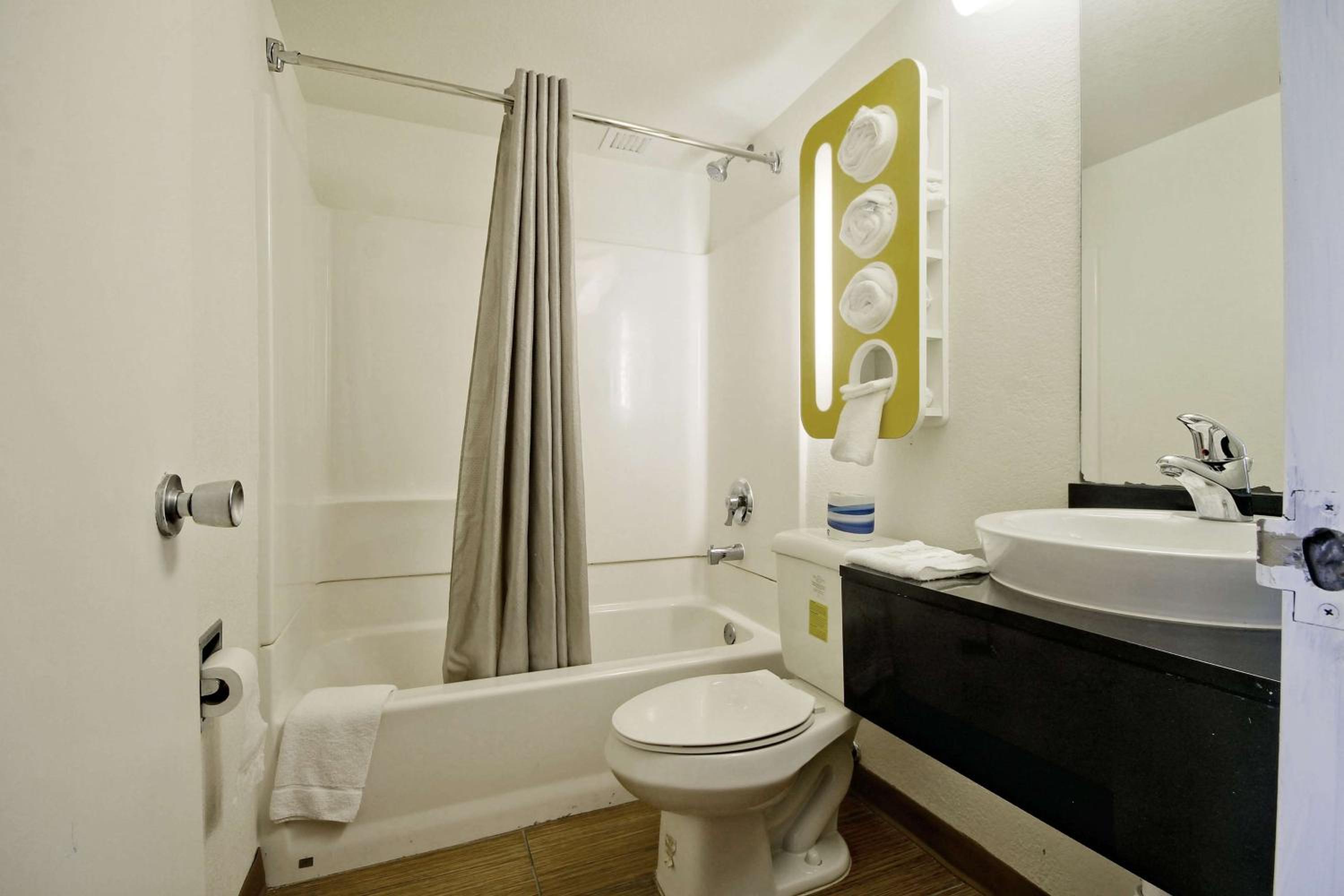 King Room - Non-Smoking - Photo 4