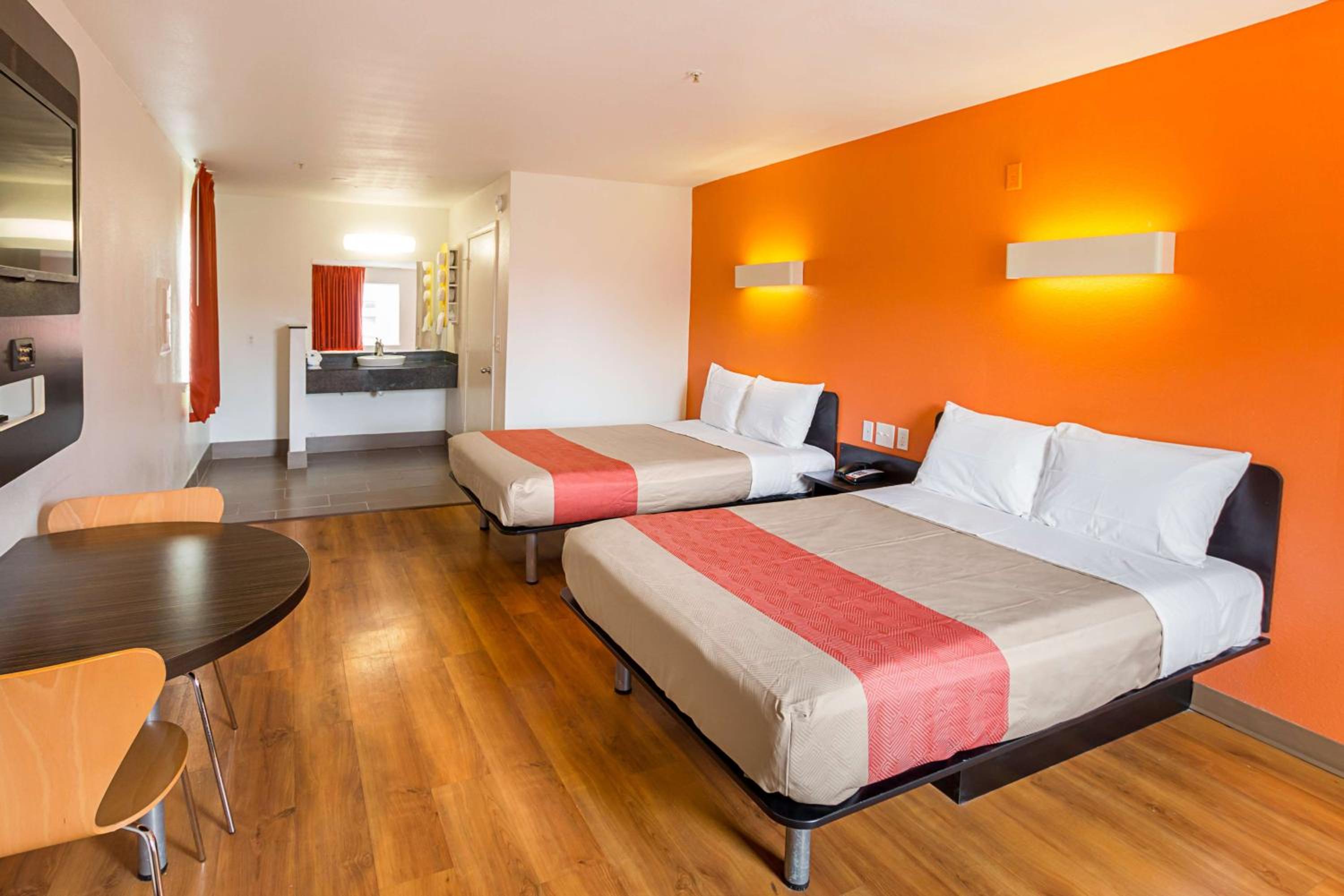 Quadruple Room - Non-Smoking - Photo 3