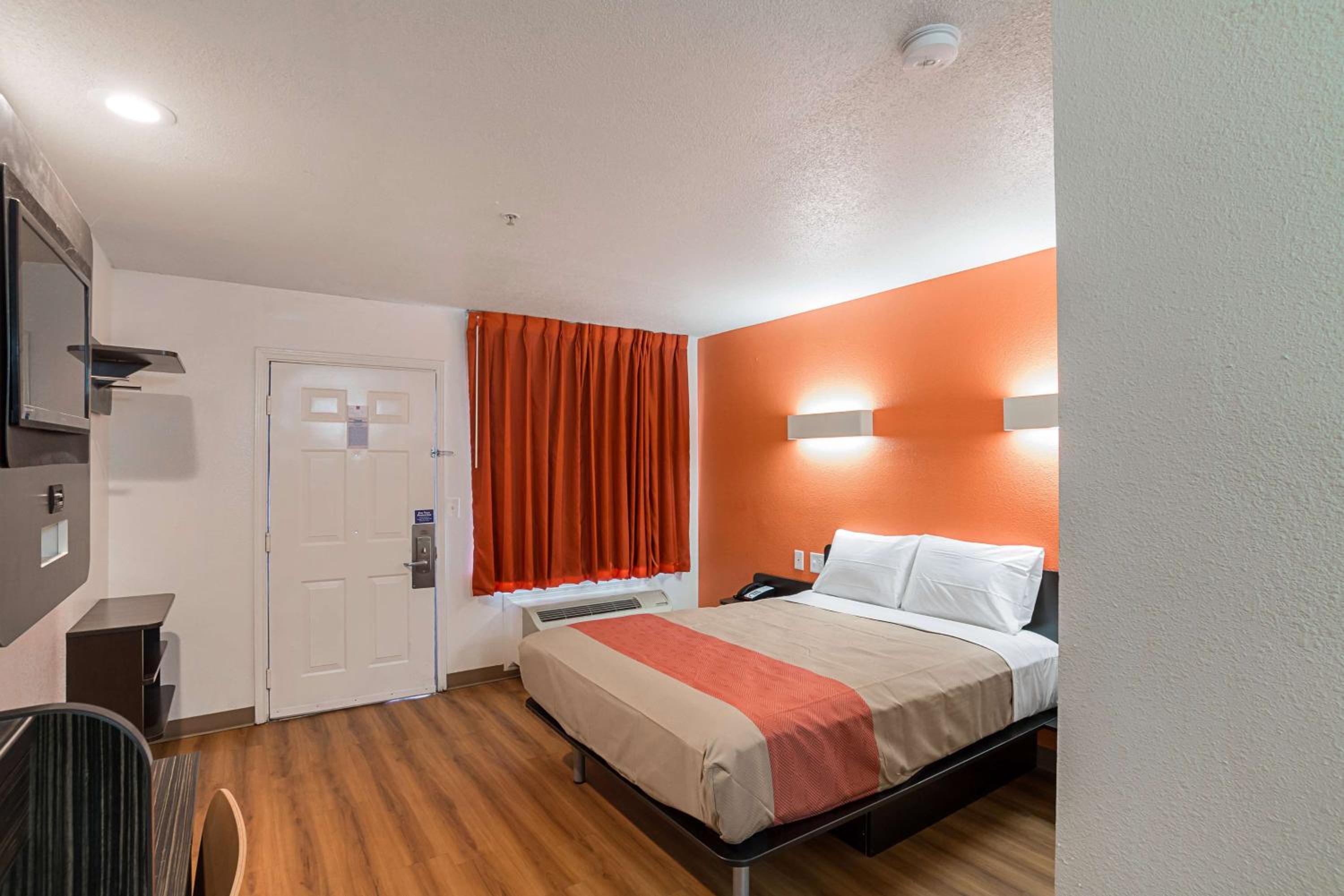Queen Room - Disability Access - Non-Smoking - Photo 4