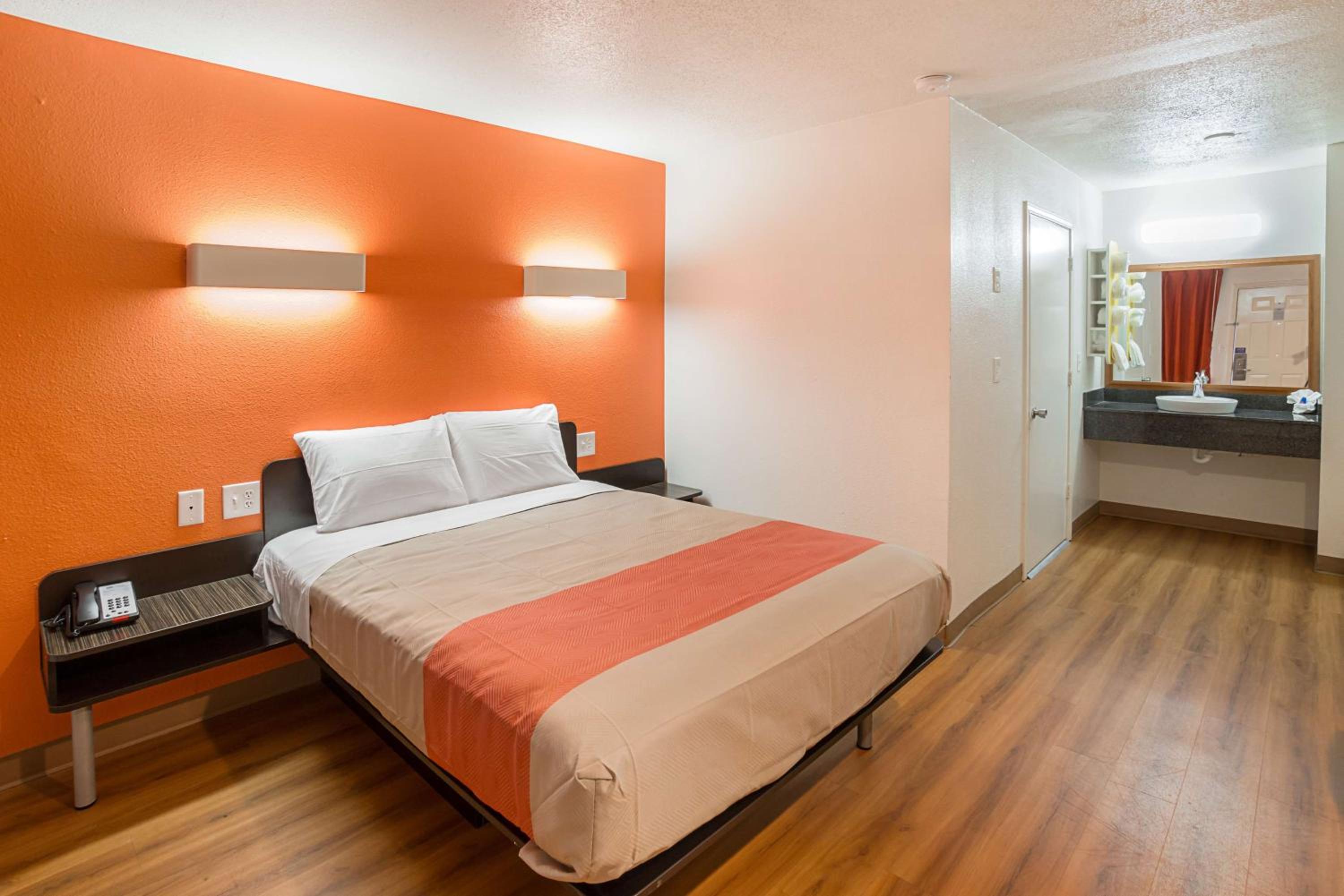 Queen Room - Disability Access - Non-Smoking - Photo 3