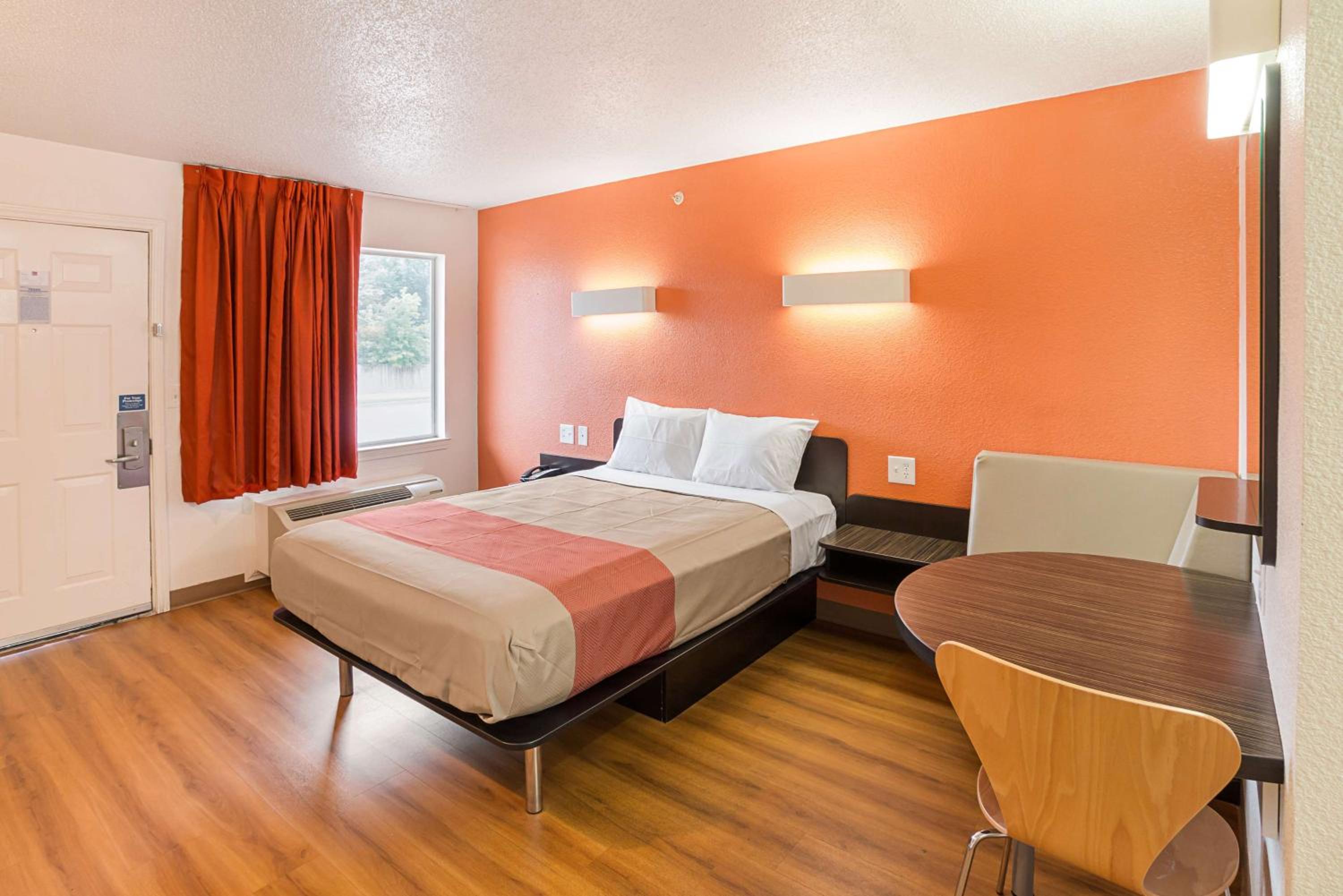 Queen Room - Disability Access - Non-Smoking - Photo 2