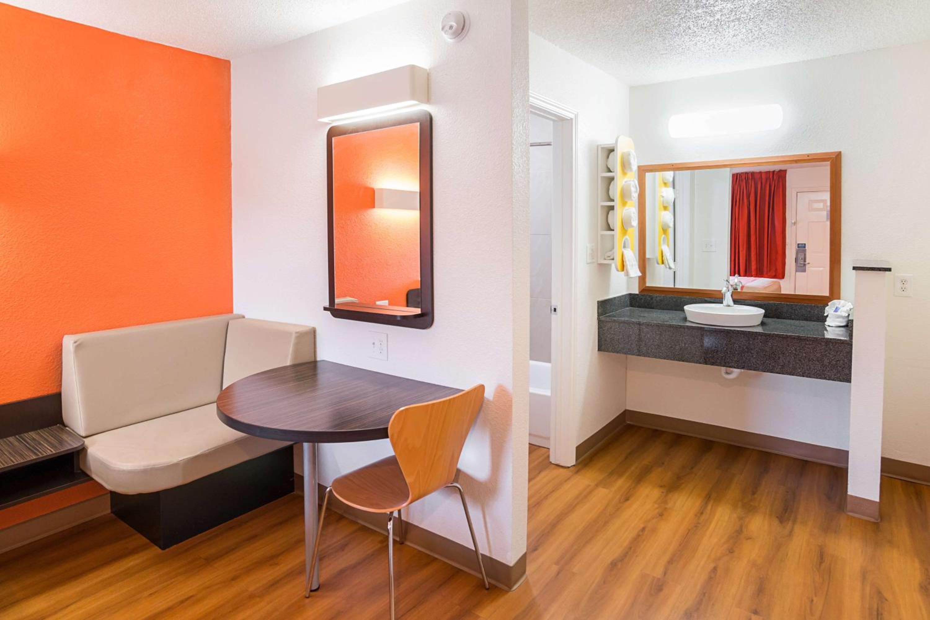 Queen Room - Non-Smoking - Photo 10