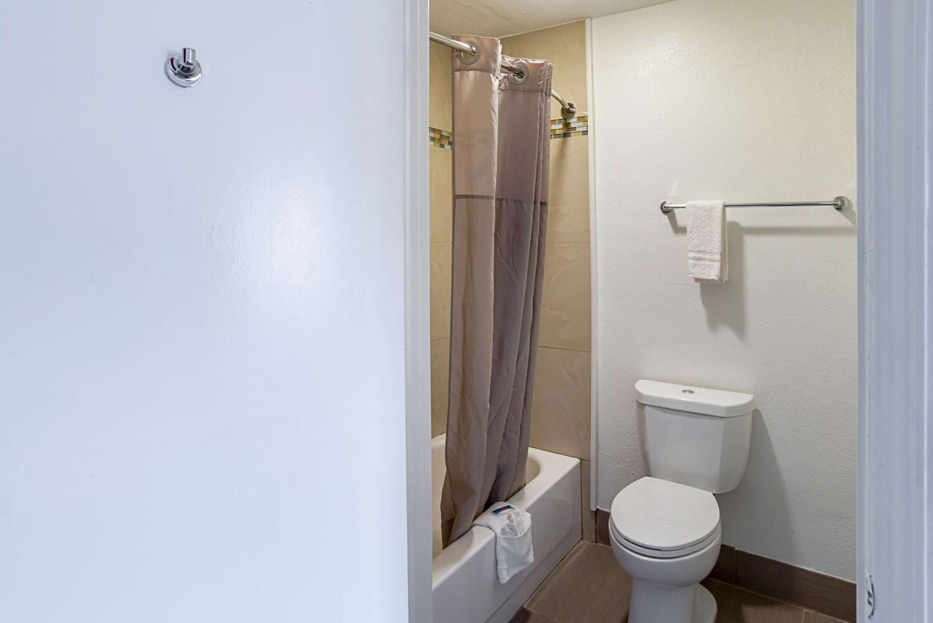 Quadruple Room - Non-Smoking - Photo 6