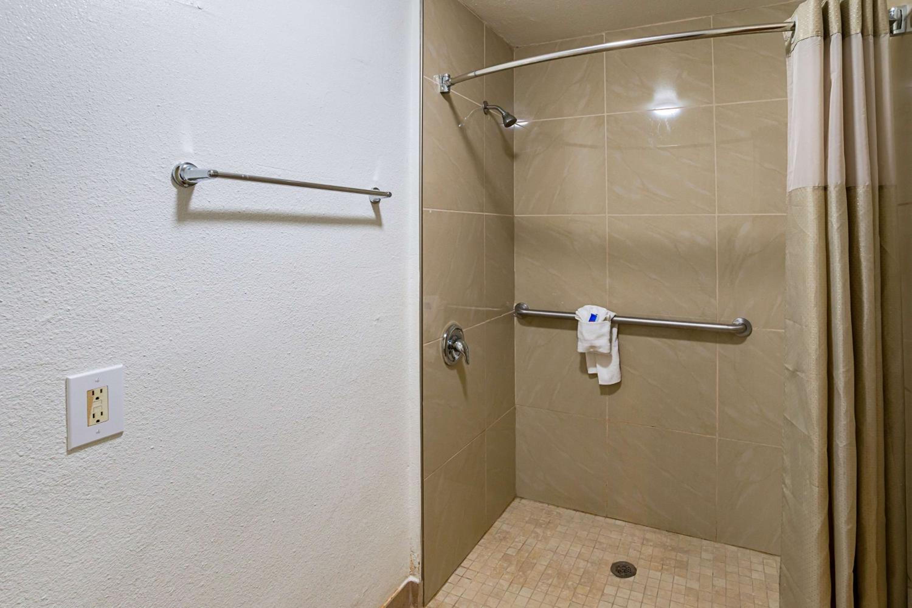 Queen Room - Disability Access - Non-Smoking - Photo 1