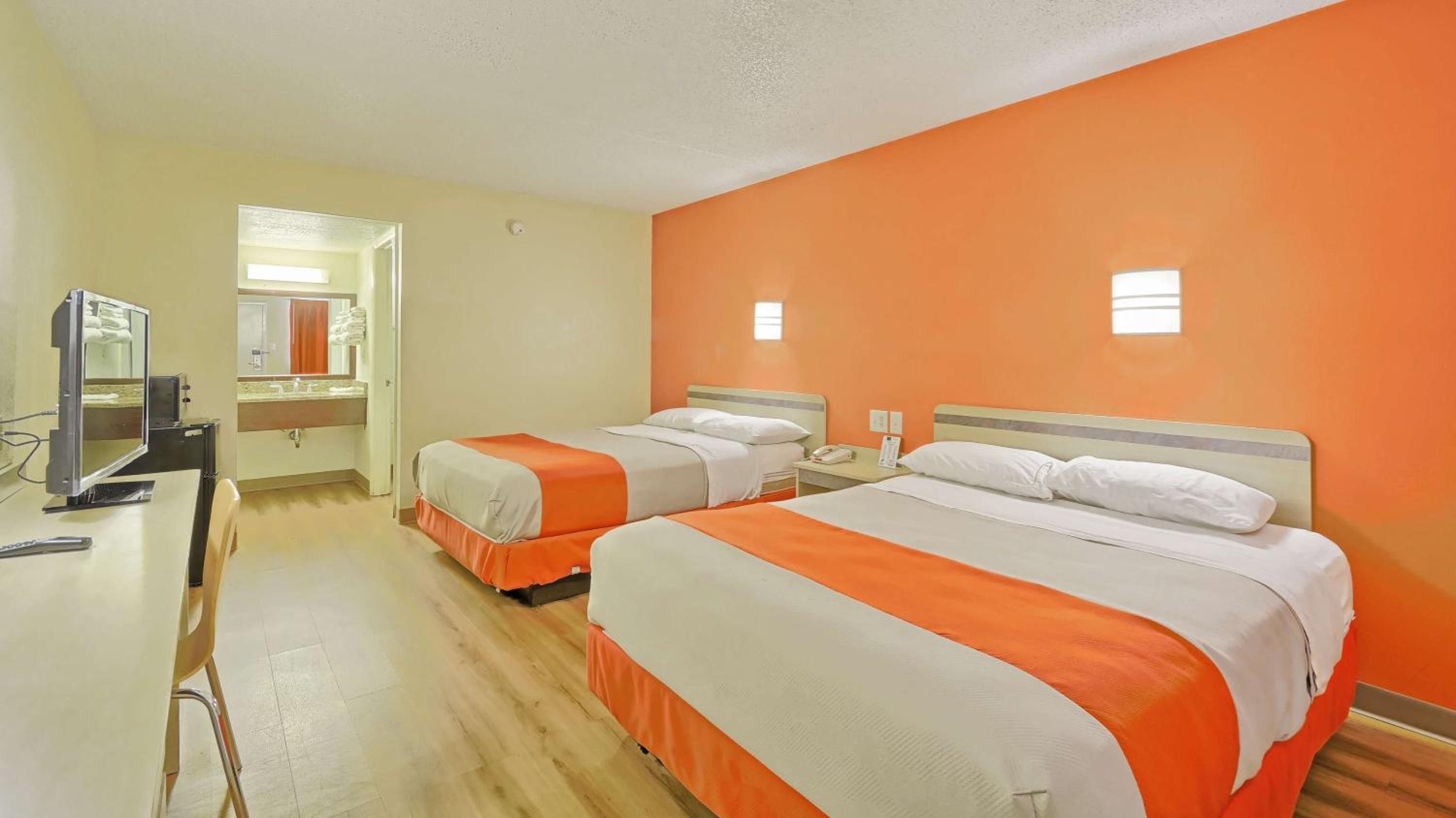 Queen Room with Two Queen Beds - Non-Smoking photo 3