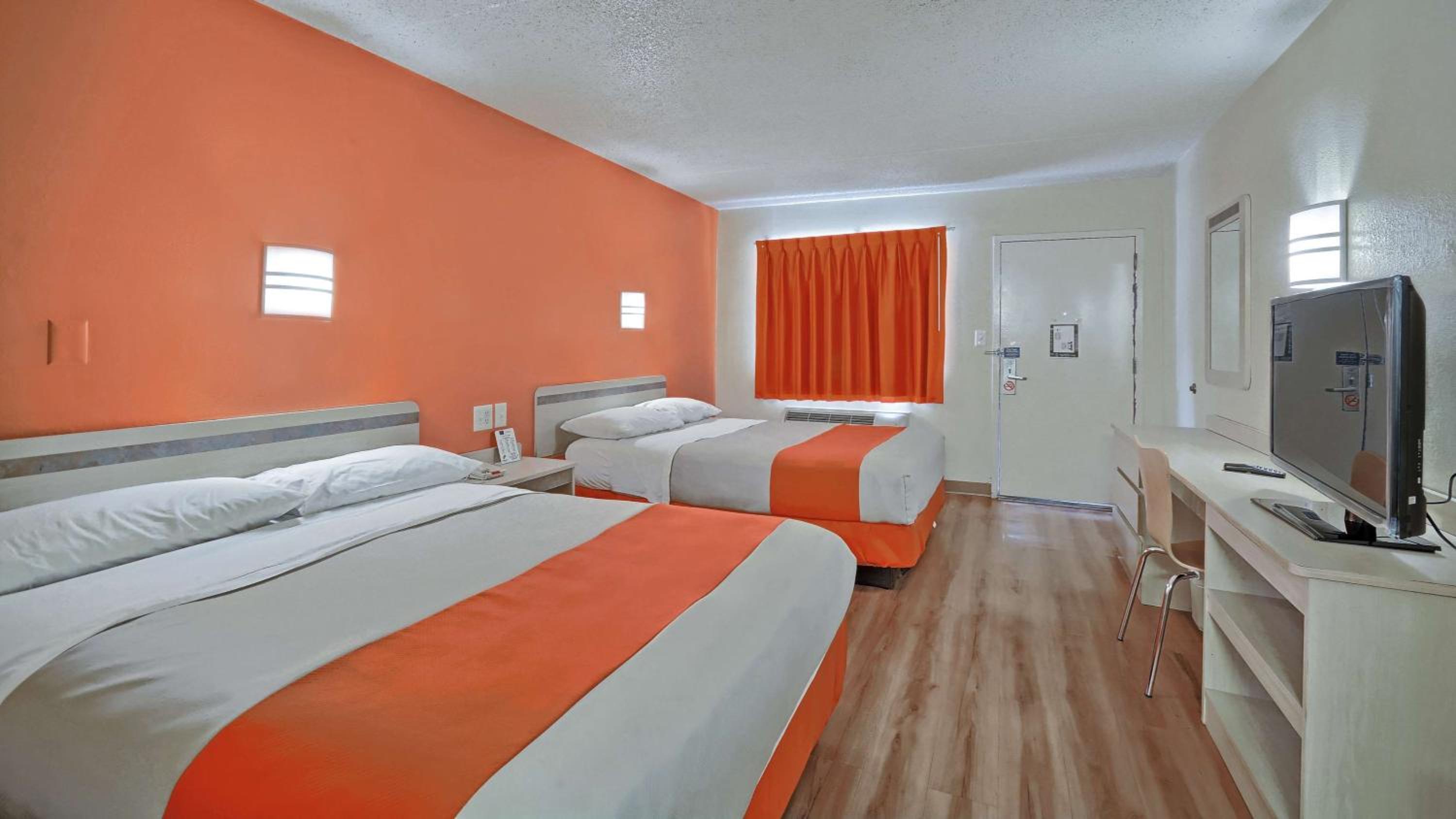 Queen Room with Two Queen Beds - Non-Smoking photo 2