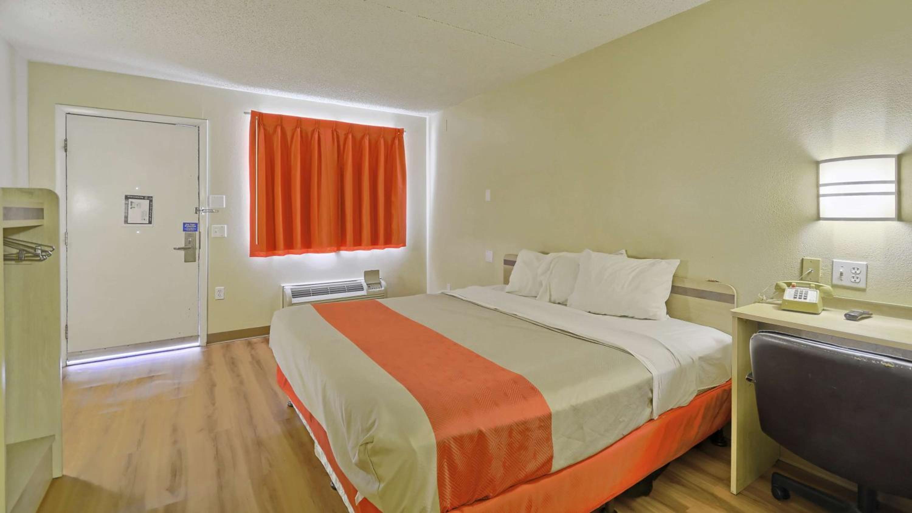 King Room - Non-Smoking photo 2