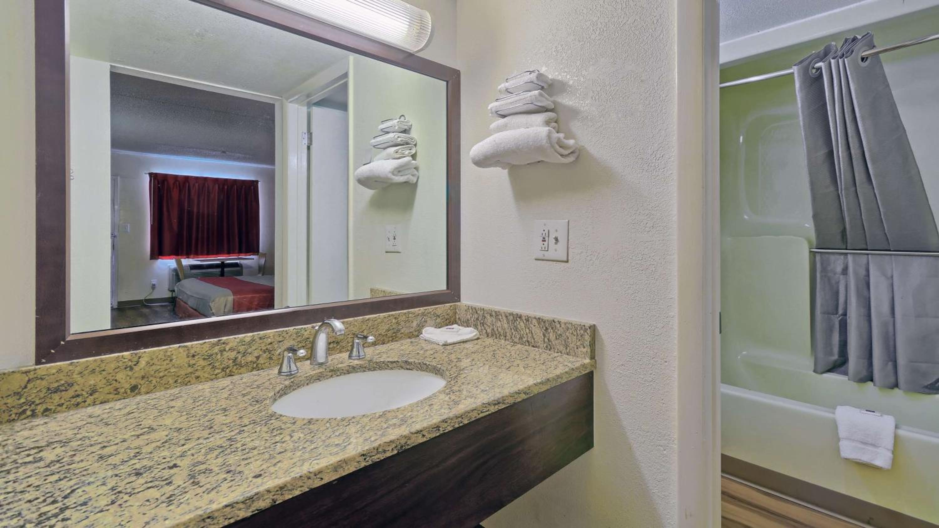 King Room with Tub - Mobility Accessible/Smoking photo 3