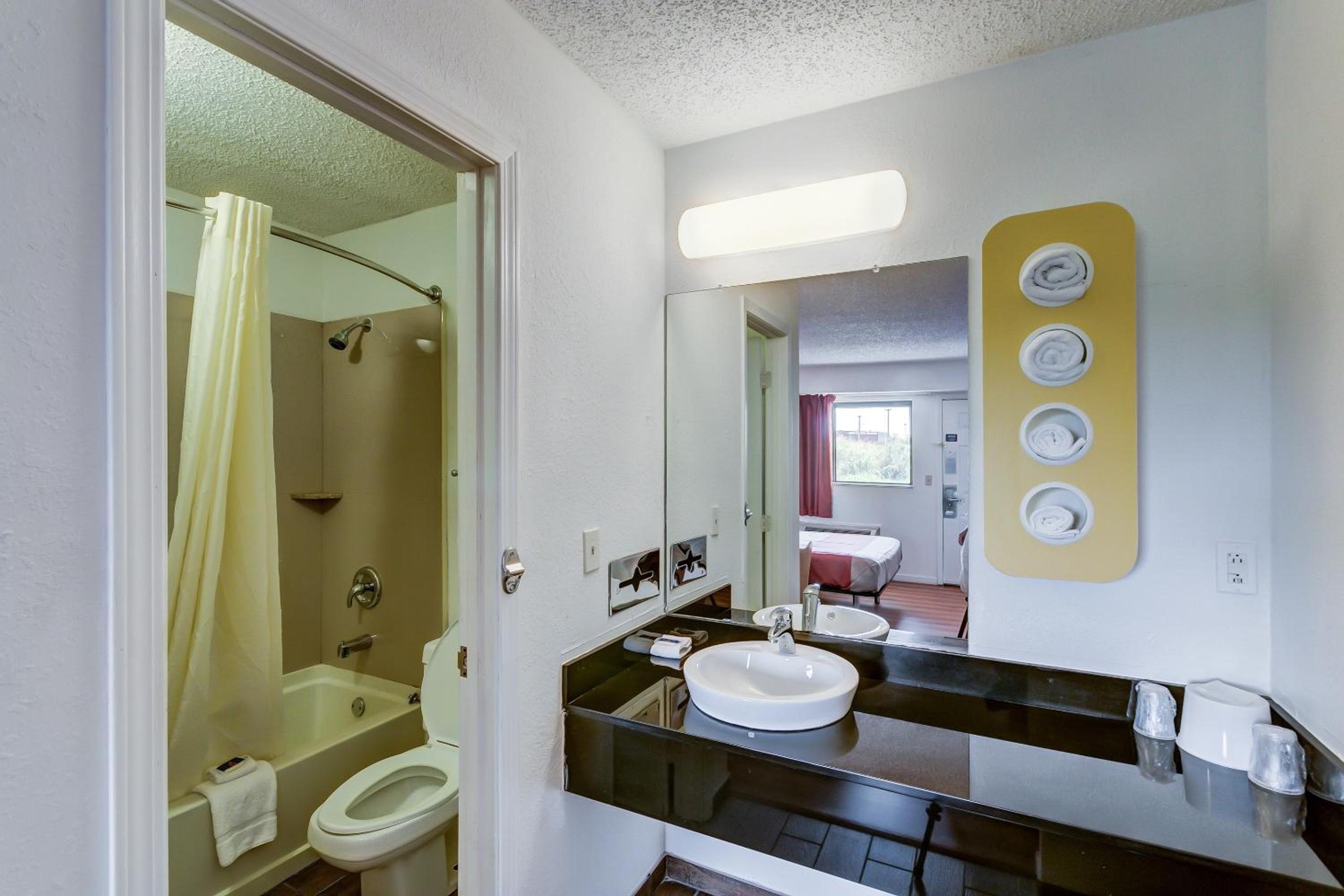 Queen Room - Non-Smoking - Photo 6